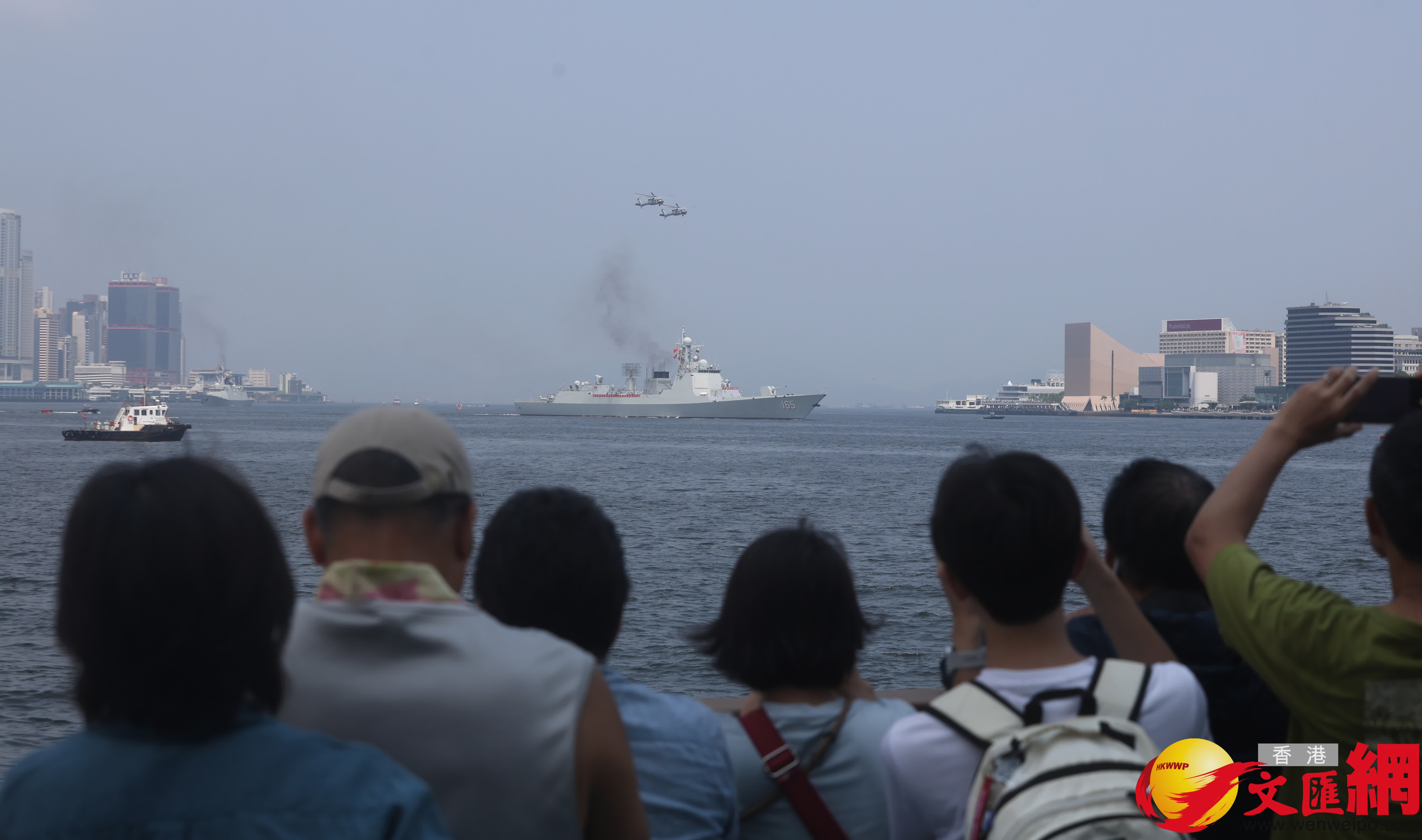 山東艦航空母艦編隊分兩路離港,其中舷號571護衛艦運城艦及舷號165導彈驅逐艦湛江艦改為穿越維港,在鯉魚門離開。(香港文匯報記者郭木又 攝) 山東艦航空母艦編隊分兩路離港,其中舷號571護衛艦運城艦及舷號165導彈驅逐艦湛江艦改為穿越維港,在鯉魚門離開。(香港文匯報記者郭木又 攝)