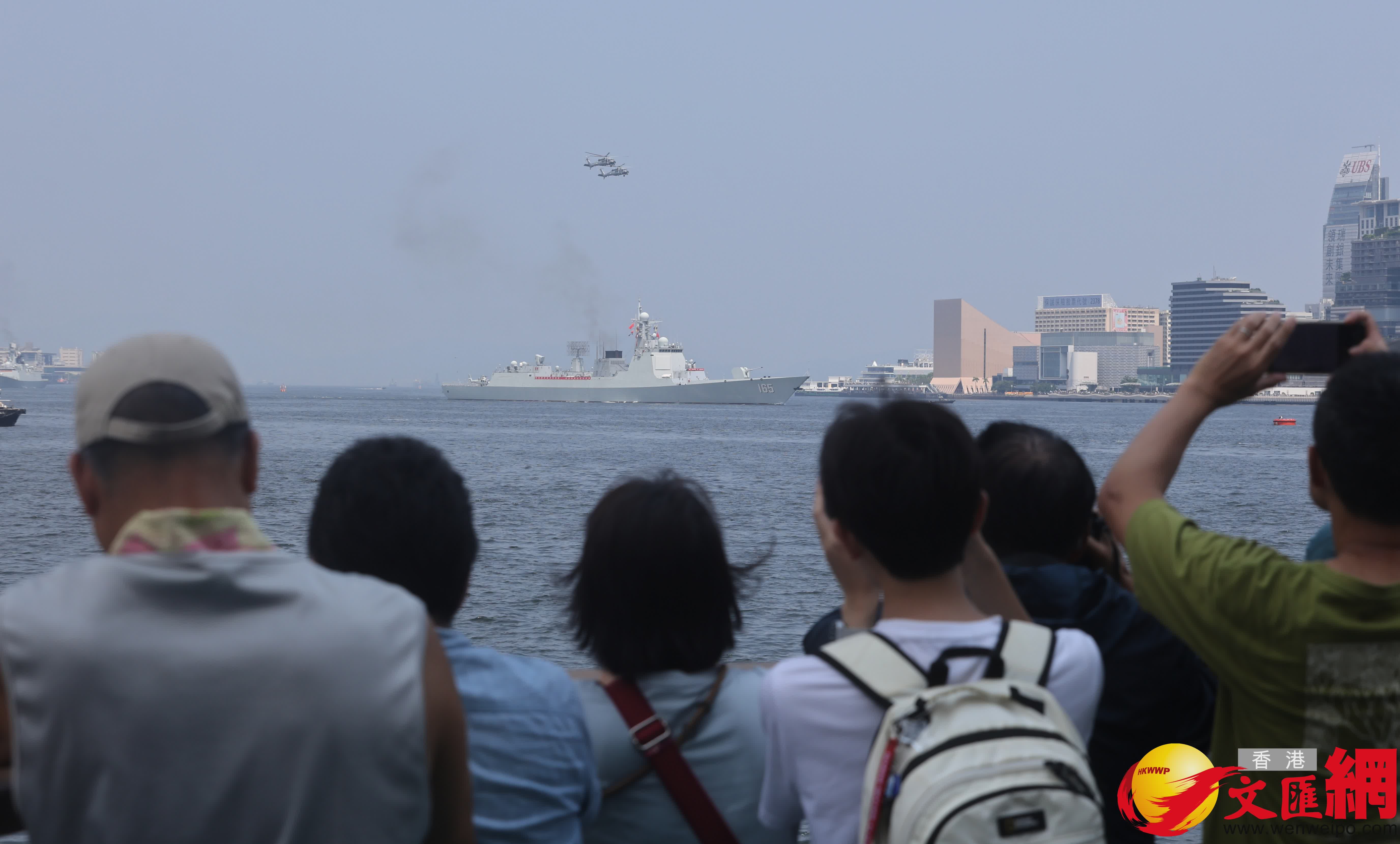 山東艦航空母艦編隊分兩路離港,其中舷號571護衛艦運城艦及舷號165導彈驅逐艦湛江艦改為穿越維港,在鯉魚門離開。(香港文匯報記者郭木又 攝) 山東艦航空母艦編隊分兩路離港,其中舷號571護衛艦運城艦及舷號165導彈驅逐艦湛江艦改為穿越維港,在鯉魚門離開。(香港文匯報記者郭木又 攝)