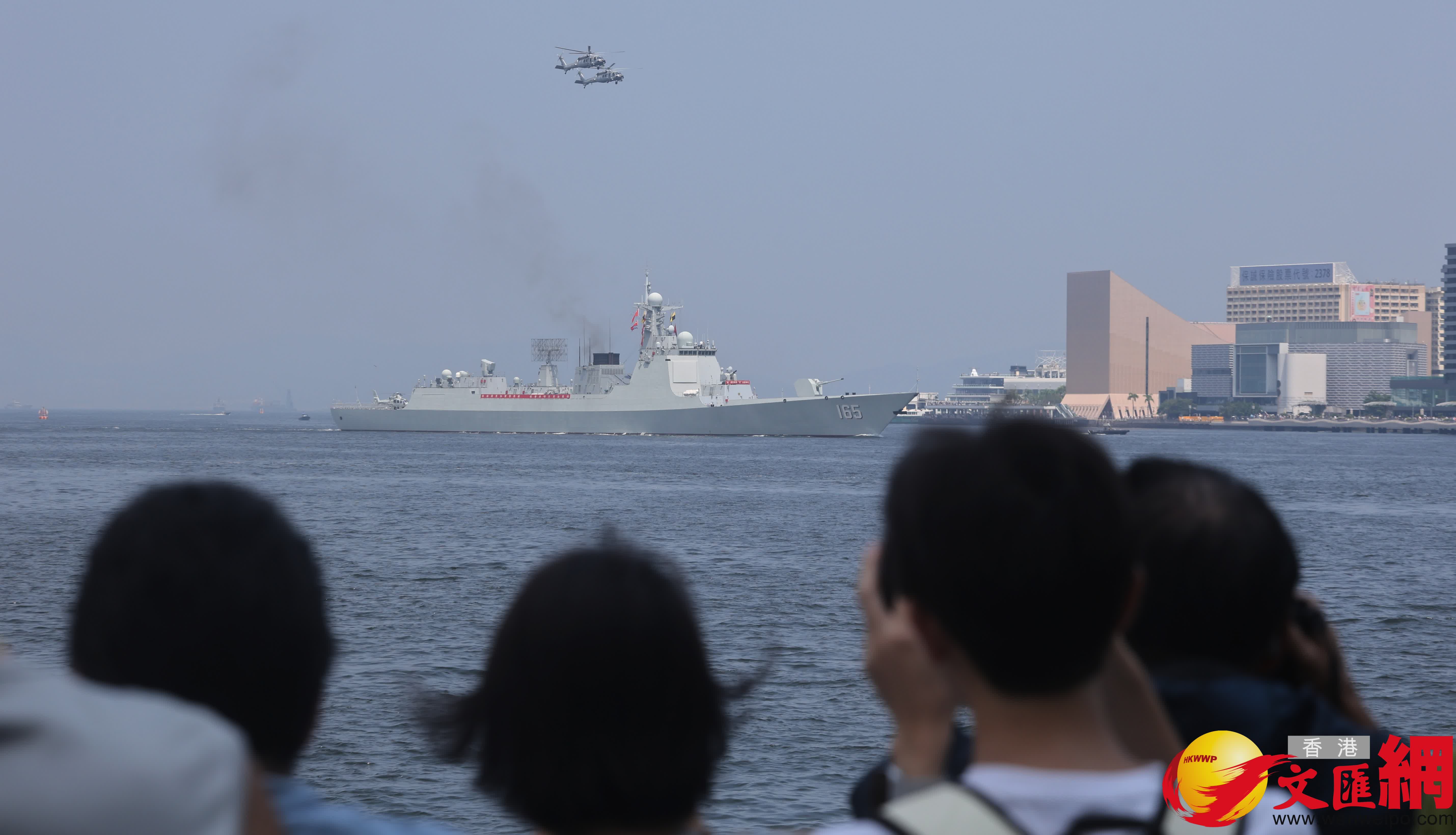 山東艦航空母艦編隊分兩路離港,其中舷號571護衛艦運城艦及舷號165導彈驅逐艦湛江艦改為穿越維港,在鯉魚門離開。(香港文匯報記者郭木又 攝) 山東艦航空母艦編隊分兩路離港,其中舷號571護衛艦運城艦及舷號165導彈驅逐艦湛江艦改為穿越維港,在鯉魚門離開。(香港文匯報記者郭木又 攝)
