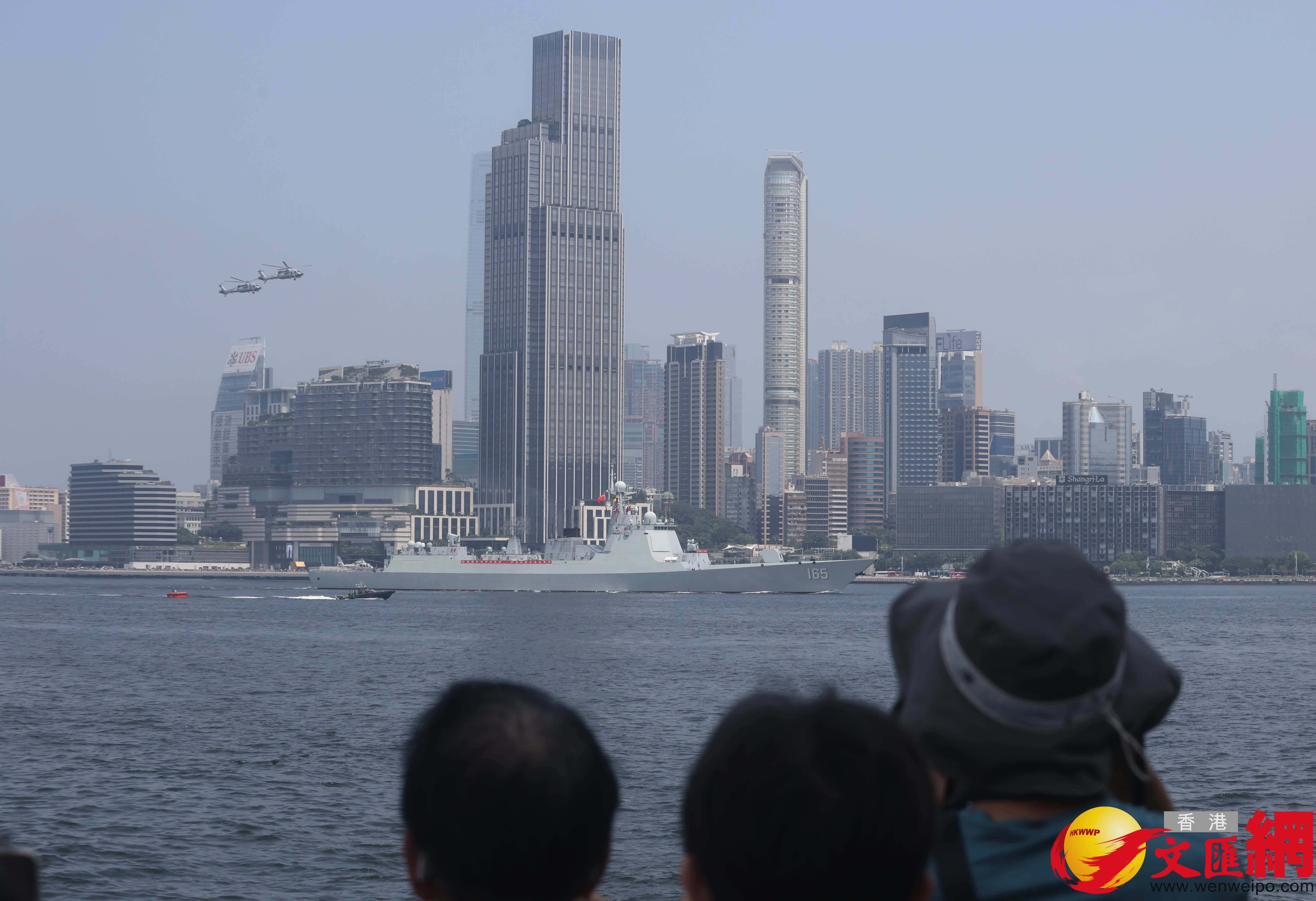 山東艦航空母艦編隊分兩路離港,其中舷號571護衛艦運城艦及舷號165導彈驅逐艦湛江艦改為穿越維港,在鯉魚門離開。(香港文匯報記者郭木又 攝) 山東艦航空母艦編隊分兩路離港,其中舷號571護衛艦運城艦及舷號165導彈驅逐艦湛江艦改為穿越維港,在鯉魚門離開。(香港文匯報記者郭木又 攝)