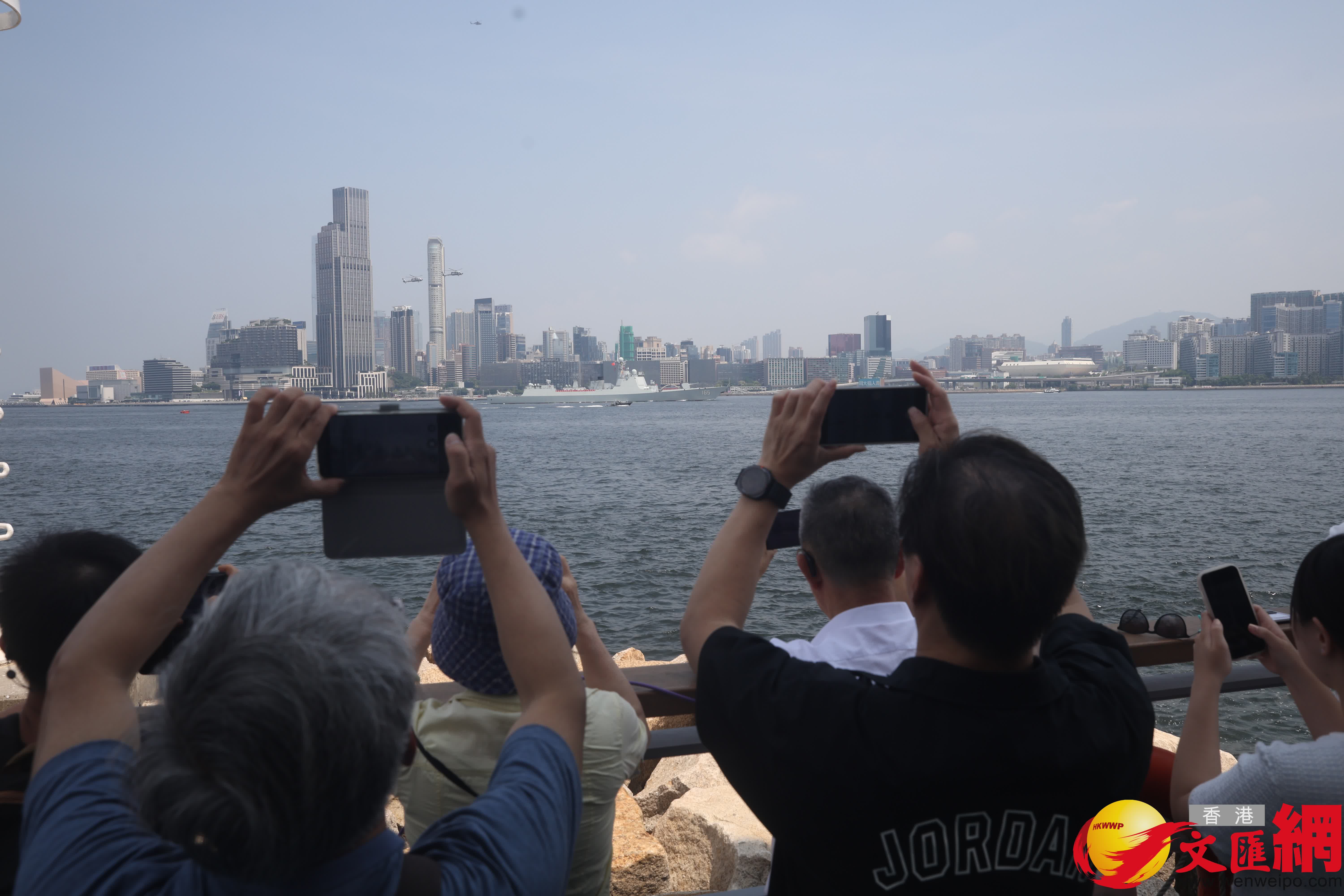 山東艦航空母艦編隊分兩路離港,其中舷號571護衛艦運城艦及舷號165導彈驅逐艦湛江艦改為穿越維港,在鯉魚門離開。(香港文匯報記者郭木又 攝) 山東艦航空母艦編隊分兩路離港,其中舷號571護衛艦運城艦及舷號165導彈驅逐艦湛江艦改為穿越維港,在鯉魚門離開。(香港文匯報記者郭木又 攝)