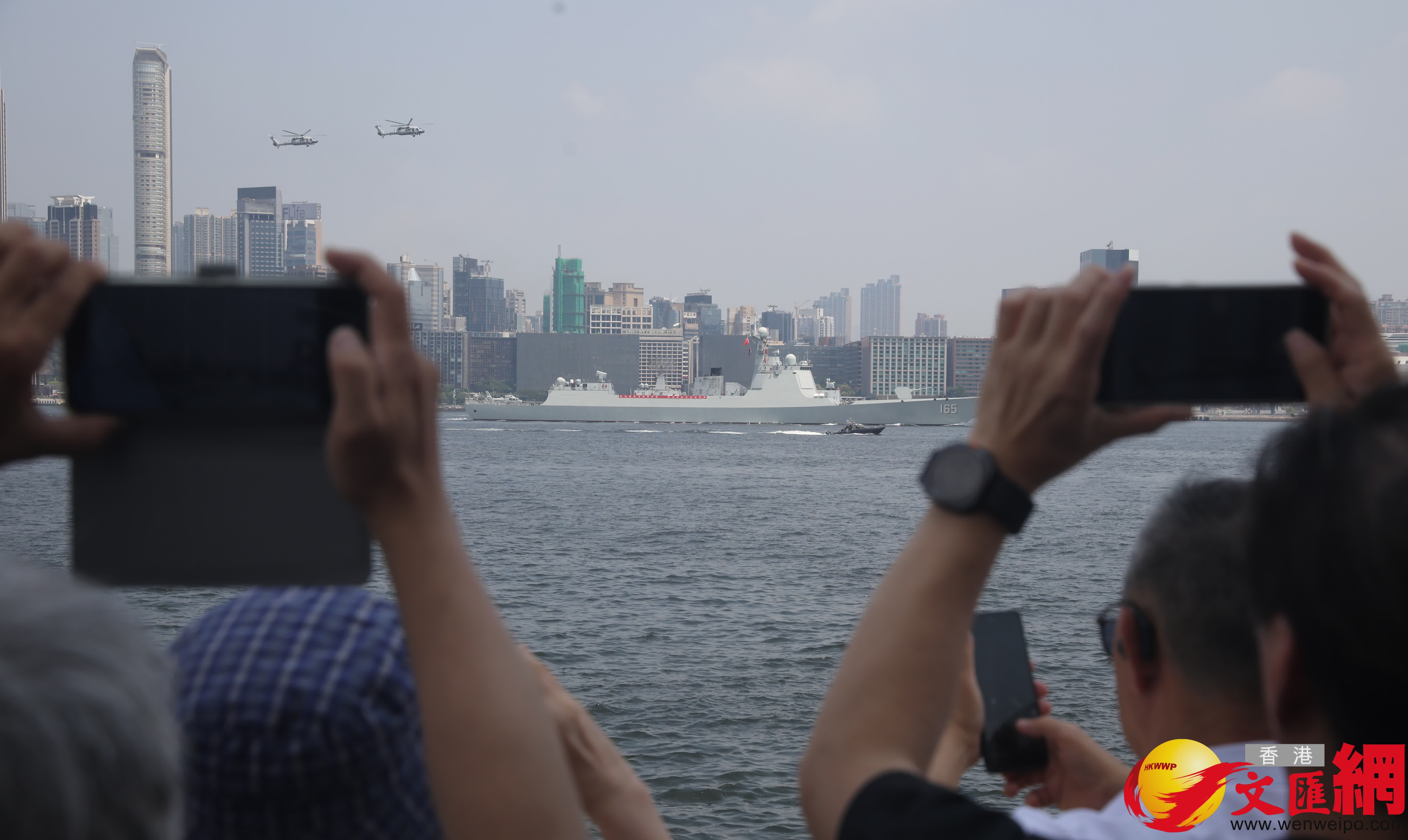 山東艦航空母艦編隊分兩路離港,其中舷號571護衛艦運城艦及舷號165導彈驅逐艦湛江艦改為穿越維港,在鯉魚門離開。(香港文匯報記者郭木又 攝) 山東艦航空母艦編隊分兩路離港,其中舷號571護衛艦運城艦及舷號165導彈驅逐艦湛江艦改為穿越維港,在鯉魚門離開。(香港文匯報記者郭木又 攝)