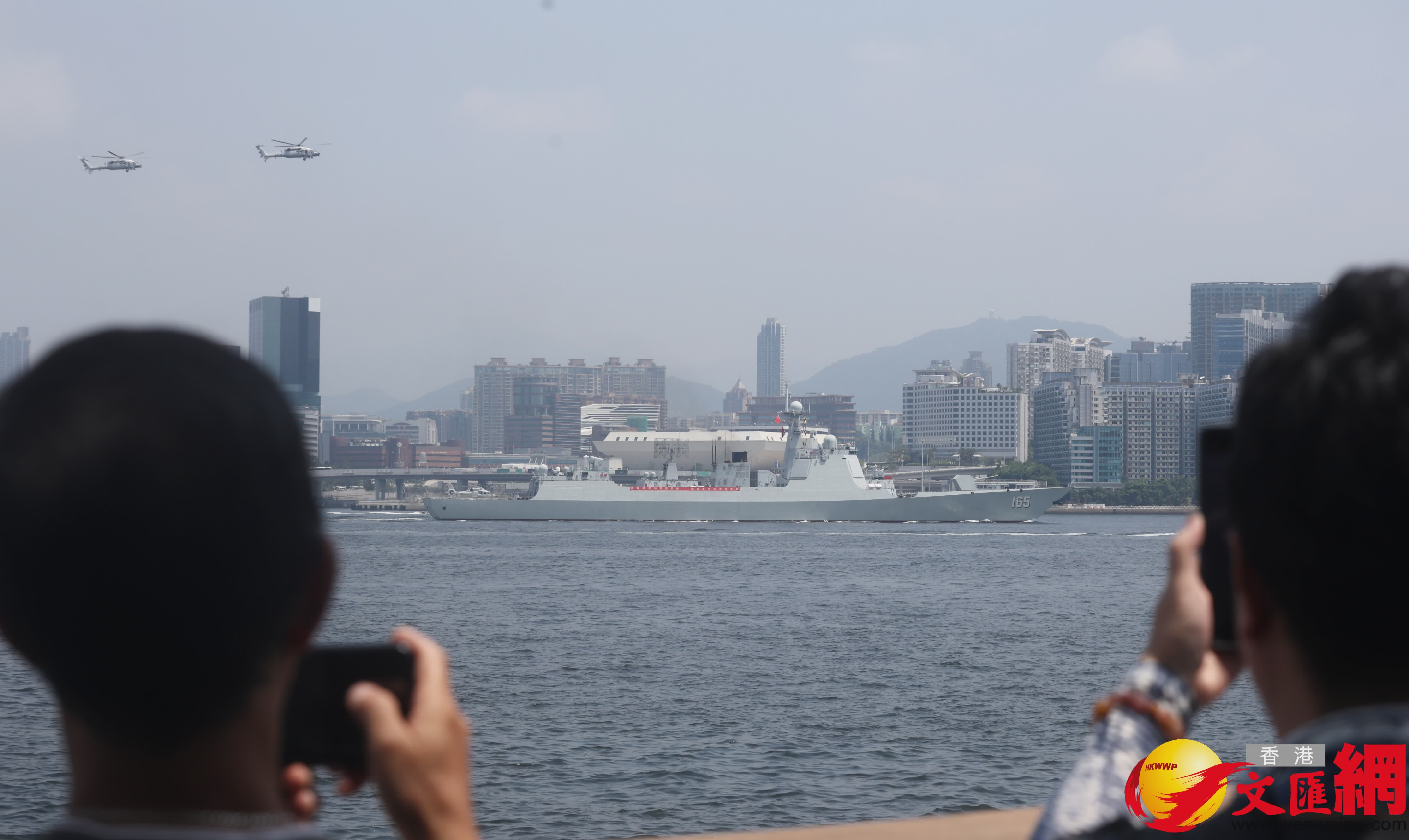 山東艦航空母艦編隊分兩路離港,其中舷號571護衛艦運城艦及舷號165導彈驅逐艦湛江艦改為穿越維港,在鯉魚門離開。(香港文匯報記者郭木又 攝) 山東艦航空母艦編隊分兩路離港,其中舷號571護衛艦運城艦及舷號165導彈驅逐艦湛江艦改為穿越維港,在鯉魚門離開。(香港文匯報記者郭木又 攝)