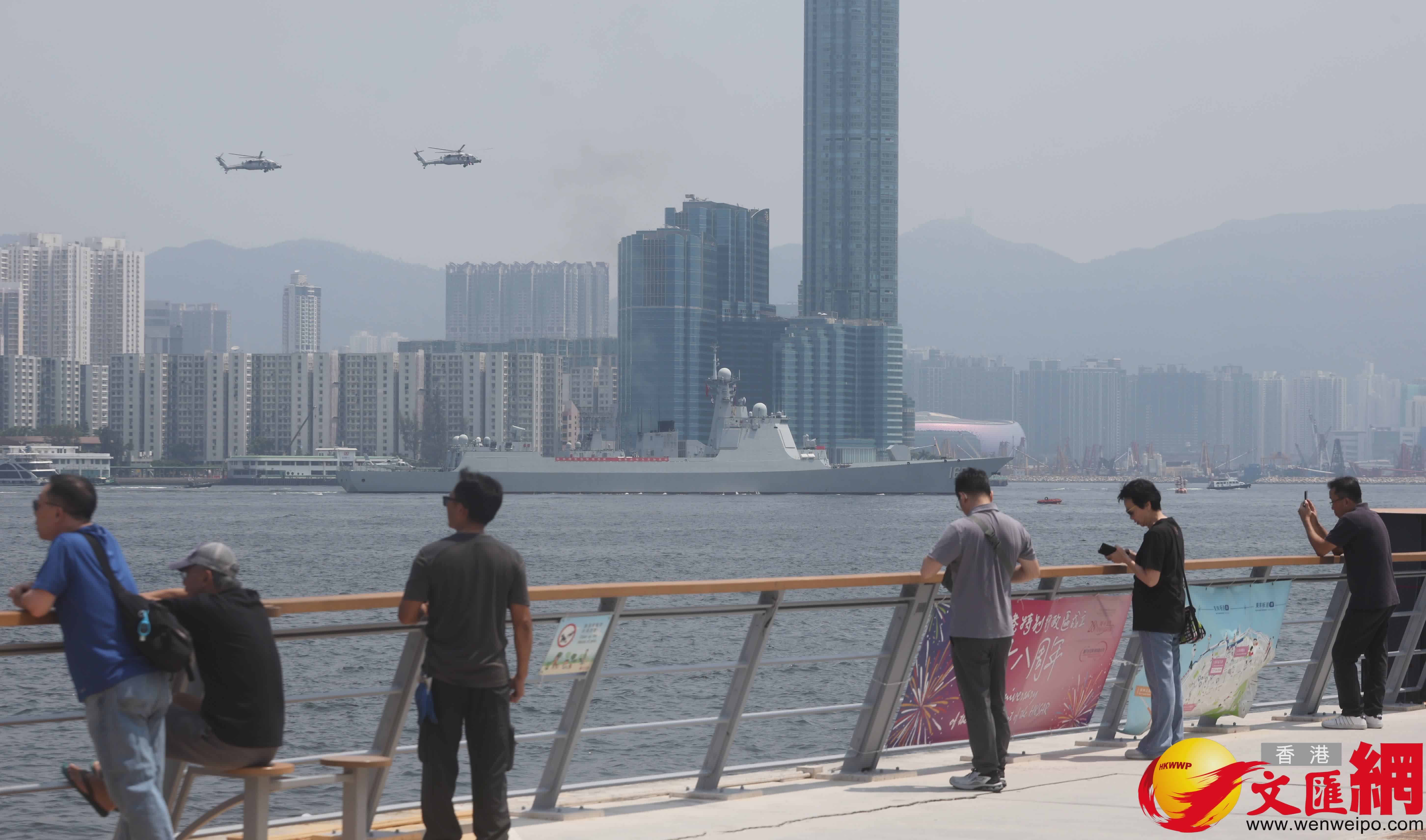 山東艦航空母艦編隊分兩路離港,其中舷號571護衛艦運城艦及舷號165導彈驅逐艦湛江艦改為穿越維港,在鯉魚門離開。(香港文匯報記者郭木又 攝) 山東艦航空母艦編隊分兩路離港,其中舷號571護衛艦運城艦及舷號165導彈驅逐艦湛江艦改為穿越維港,在鯉魚門離開。(香港文匯報記者郭木又 攝)