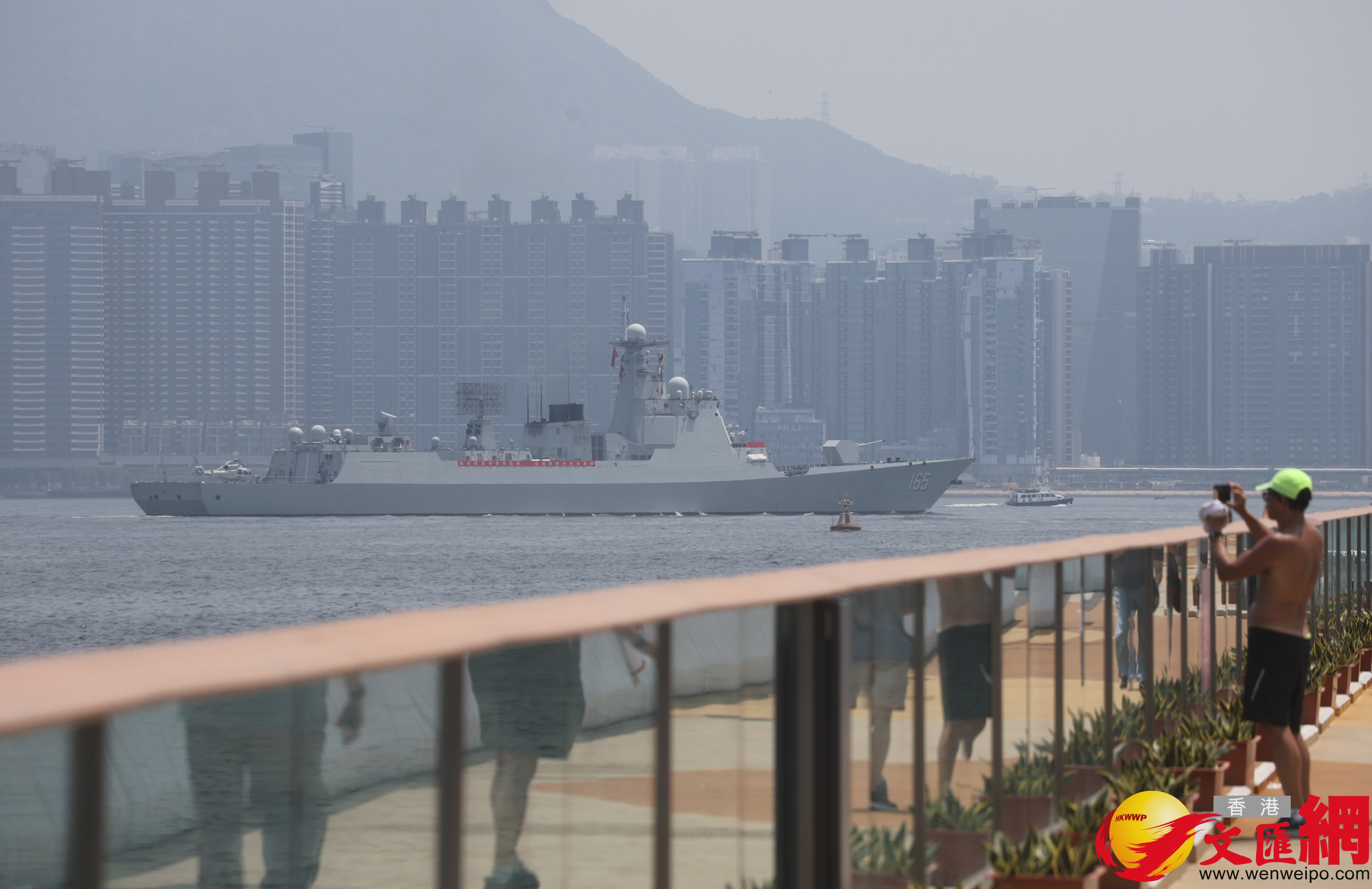 山東艦航空母艦編隊分兩路離港,其中舷號571護衛艦運城艦及舷號165導彈驅逐艦湛江艦改為穿越維港,在鯉魚門離開。(香港文匯報記者郭木又 攝) 山東艦航空母艦編隊分兩路離港,其中舷號571護衛艦運城艦及舷號165導彈驅逐艦湛江艦改為穿越維港,在鯉魚門離開。(香港文匯報記者郭木又 攝)
