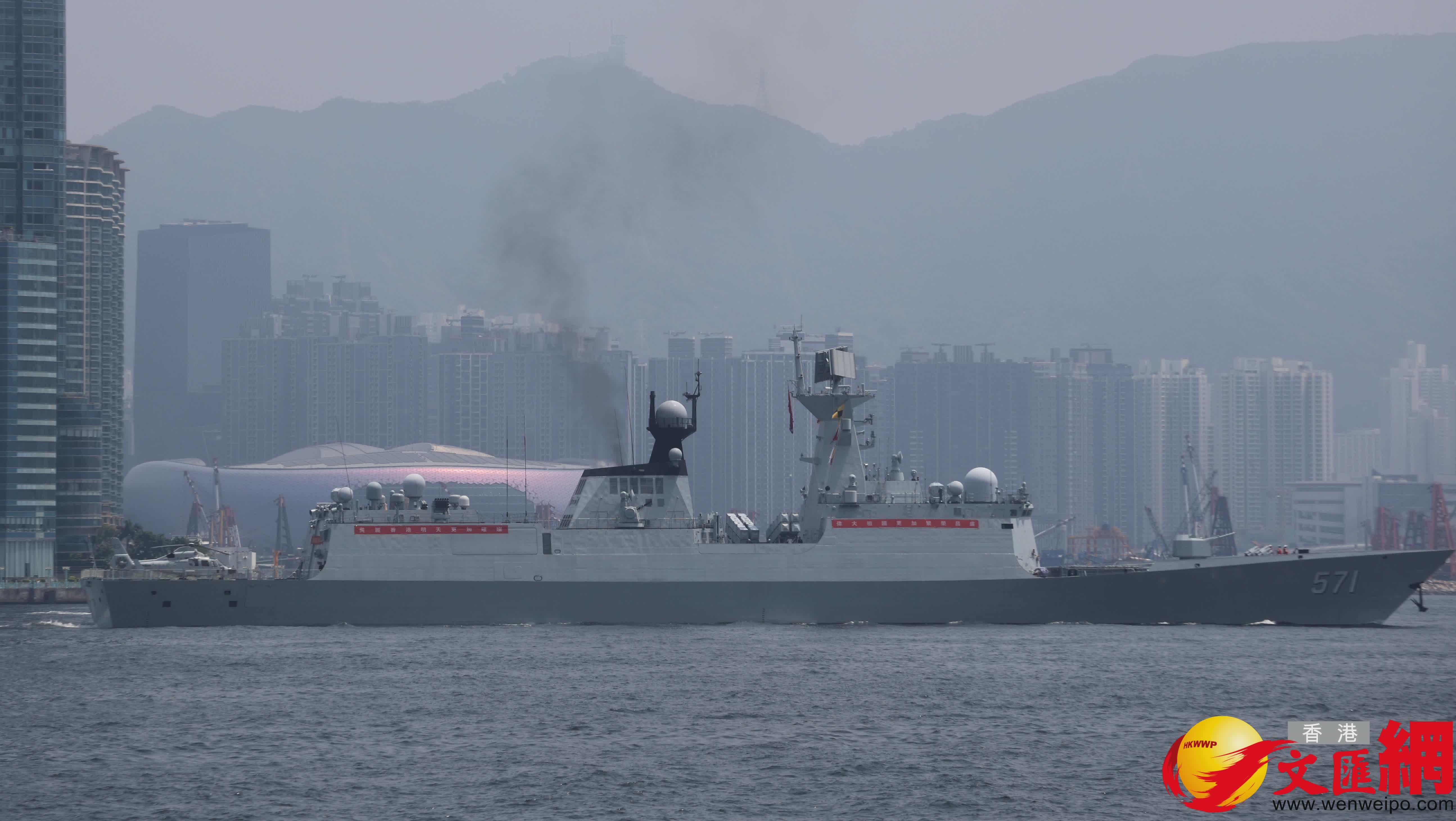 山東艦航空母艦編隊分兩路離港,其中舷號571護衛艦運城艦及舷號165導彈驅逐艦湛江艦改為穿越維港,在鯉魚門離開。(香港文匯報記者郭木又 攝) 山東艦航空母艦編隊分兩路離港,其中舷號571護衛艦運城艦及舷號165導彈驅逐艦湛江艦改為穿越維港,在鯉魚門離開。(香港文匯報記者郭木又 攝)