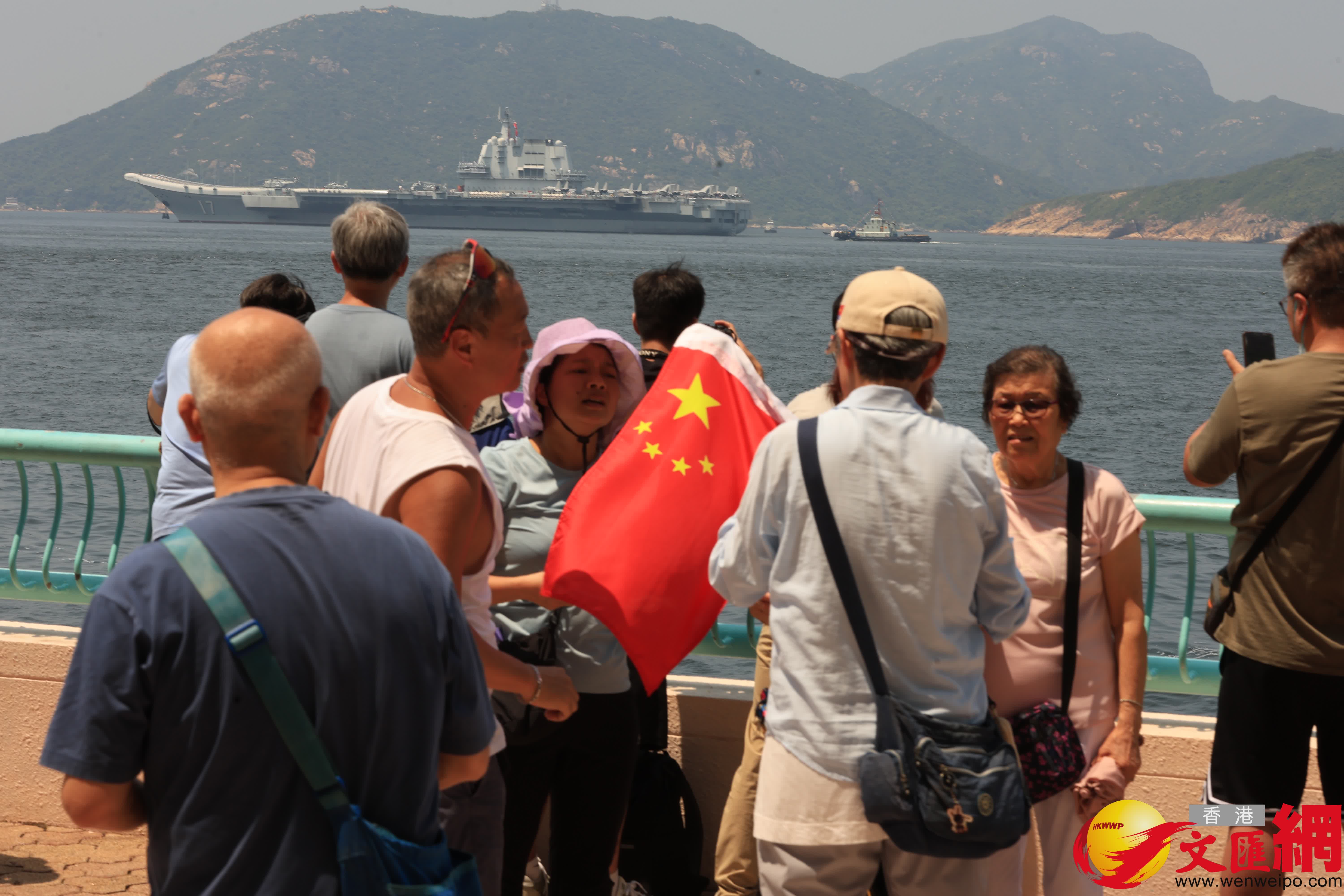 山東艦隊離港市民於海怡半島海旁送別。(香港文匯報記者萬霜靈 攝) 山東艦隊離港市民於海怡半島海旁送別。(香港文匯報記者萬霜靈 攝)