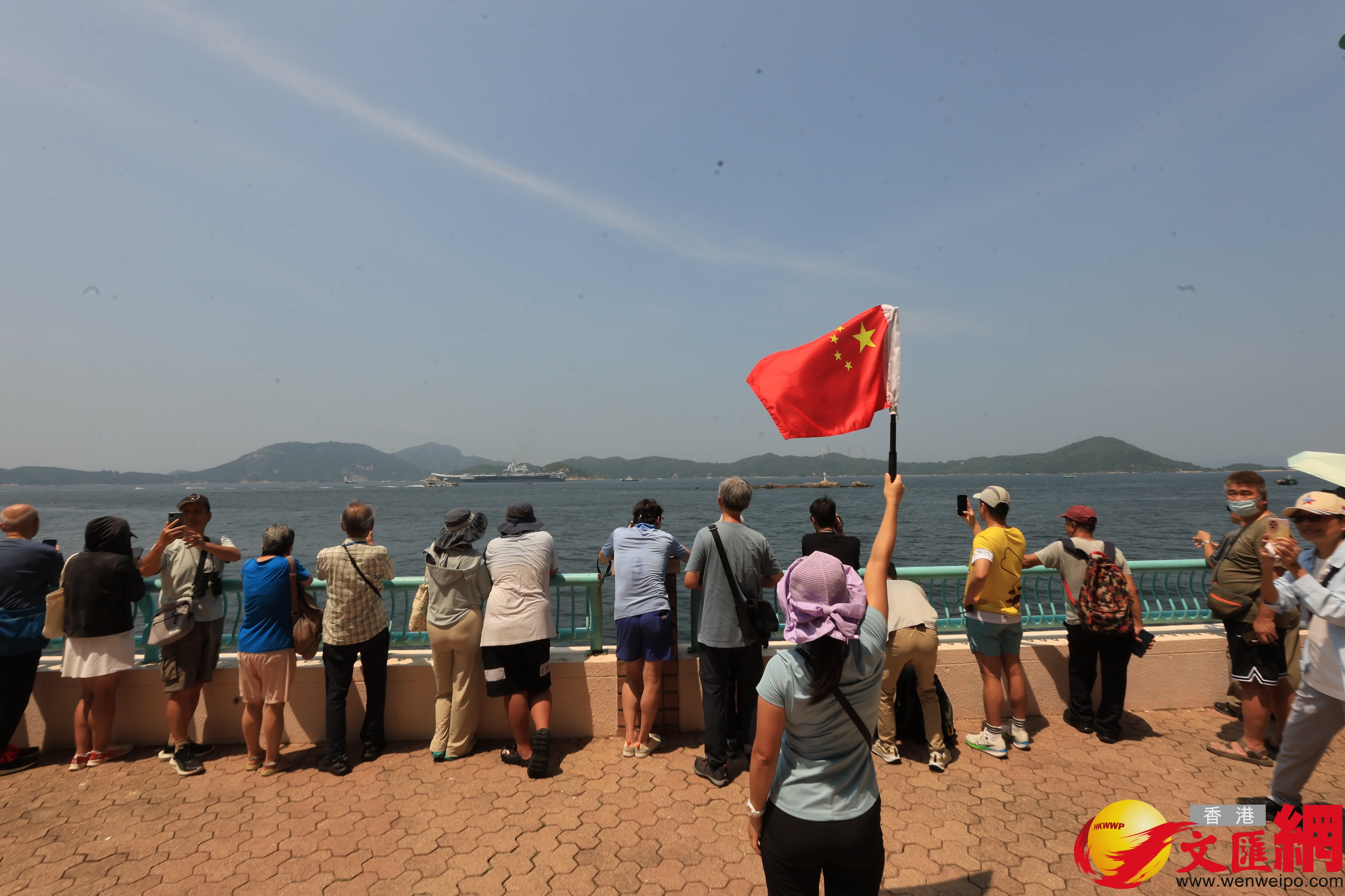 山東艦隊離港市民於海怡半島海旁送別。(香港文匯報記者萬霜靈 攝) 山東艦隊離港市民於海怡半島海旁送別。(香港文匯報記者萬霜靈 攝)