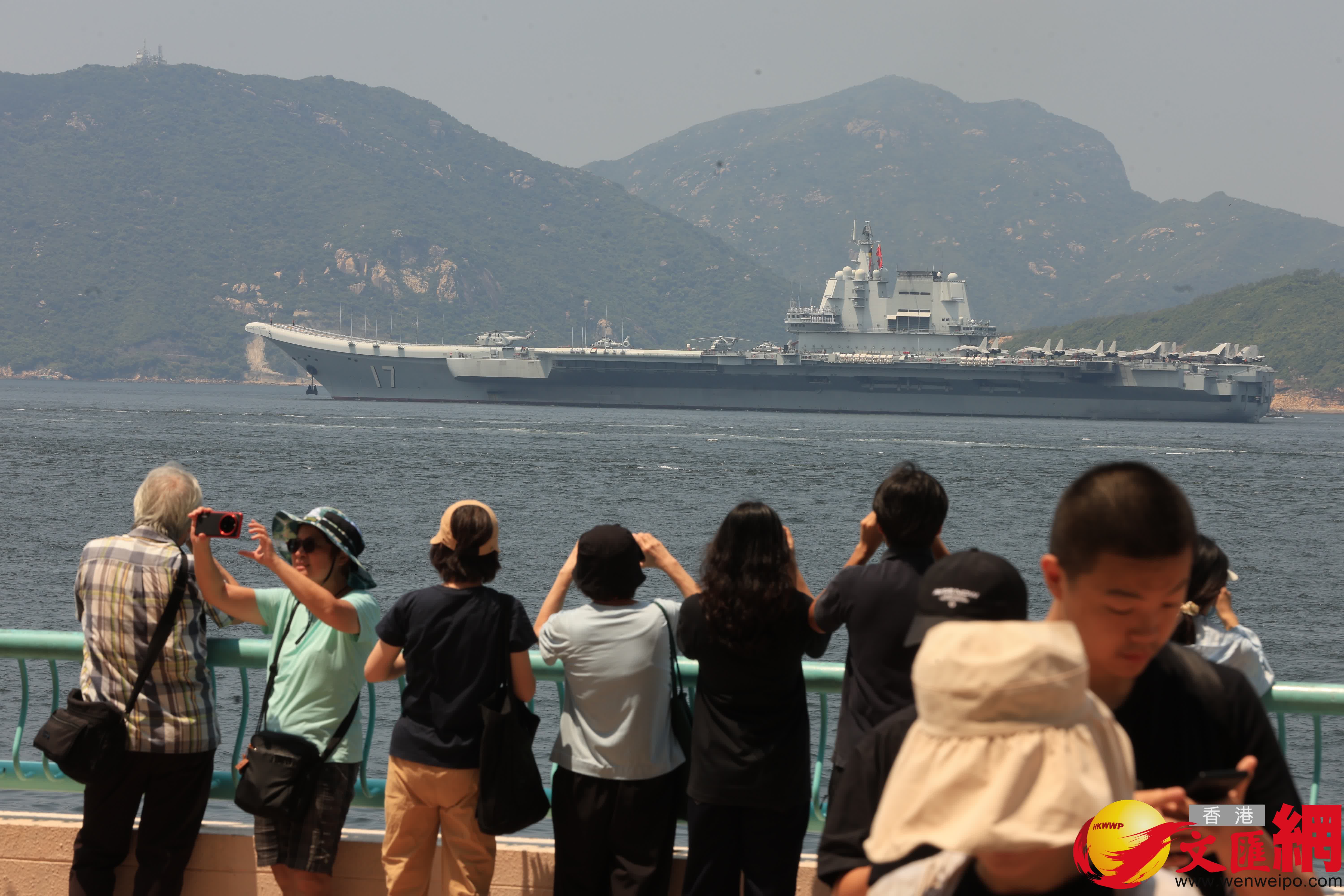 山東艦隊離港市民於海怡半島海旁送別。(香港文匯報記者萬霜靈 攝) 山東艦隊離港市民於海怡半島海旁送別。(香港文匯報記者萬霜靈 攝)