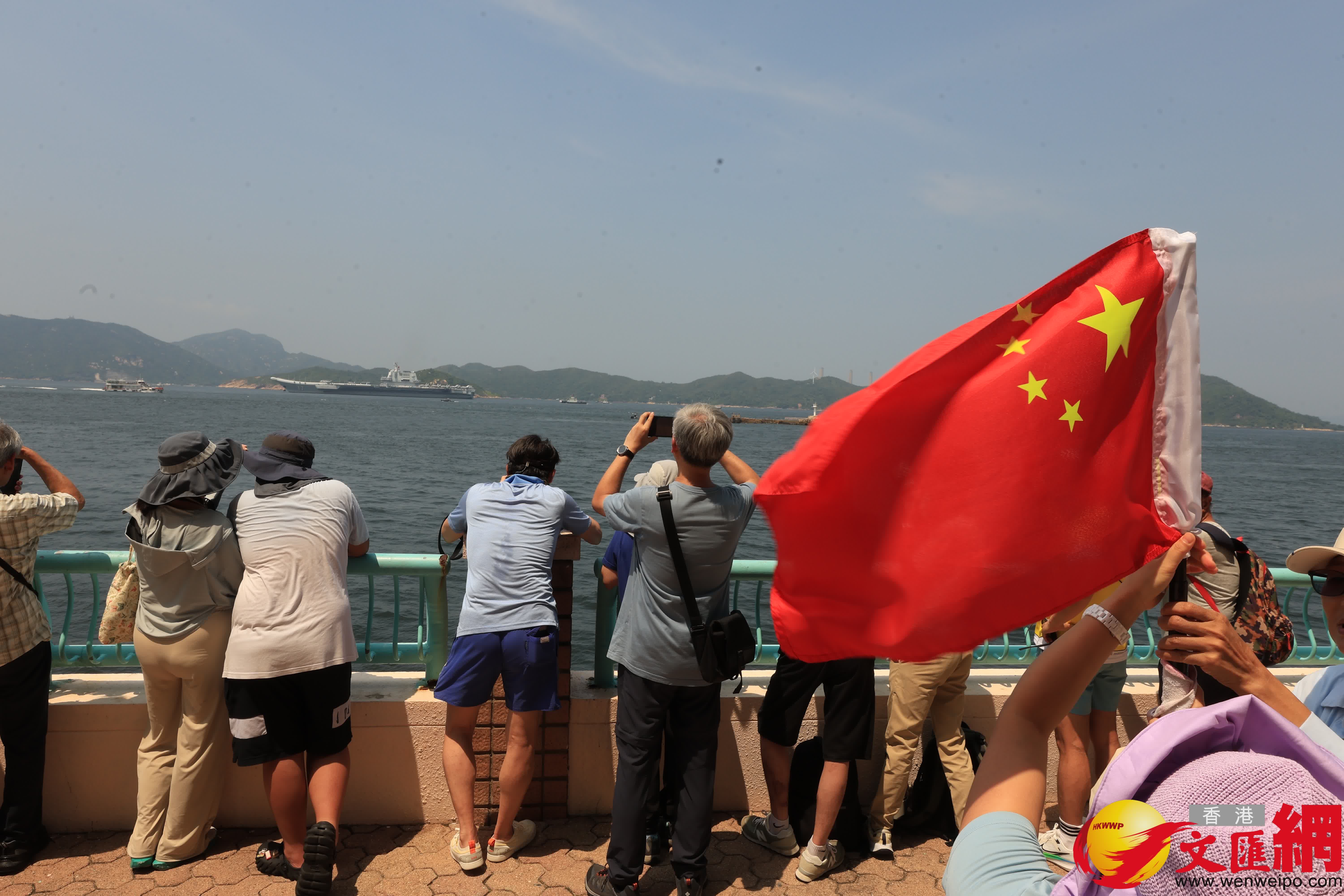 山東艦隊離港市民於海怡半島海旁送別。(香港文匯報記者萬霜靈 攝) 山東艦隊離港市民於海怡半島海旁送別。(香港文匯報記者萬霜靈 攝)