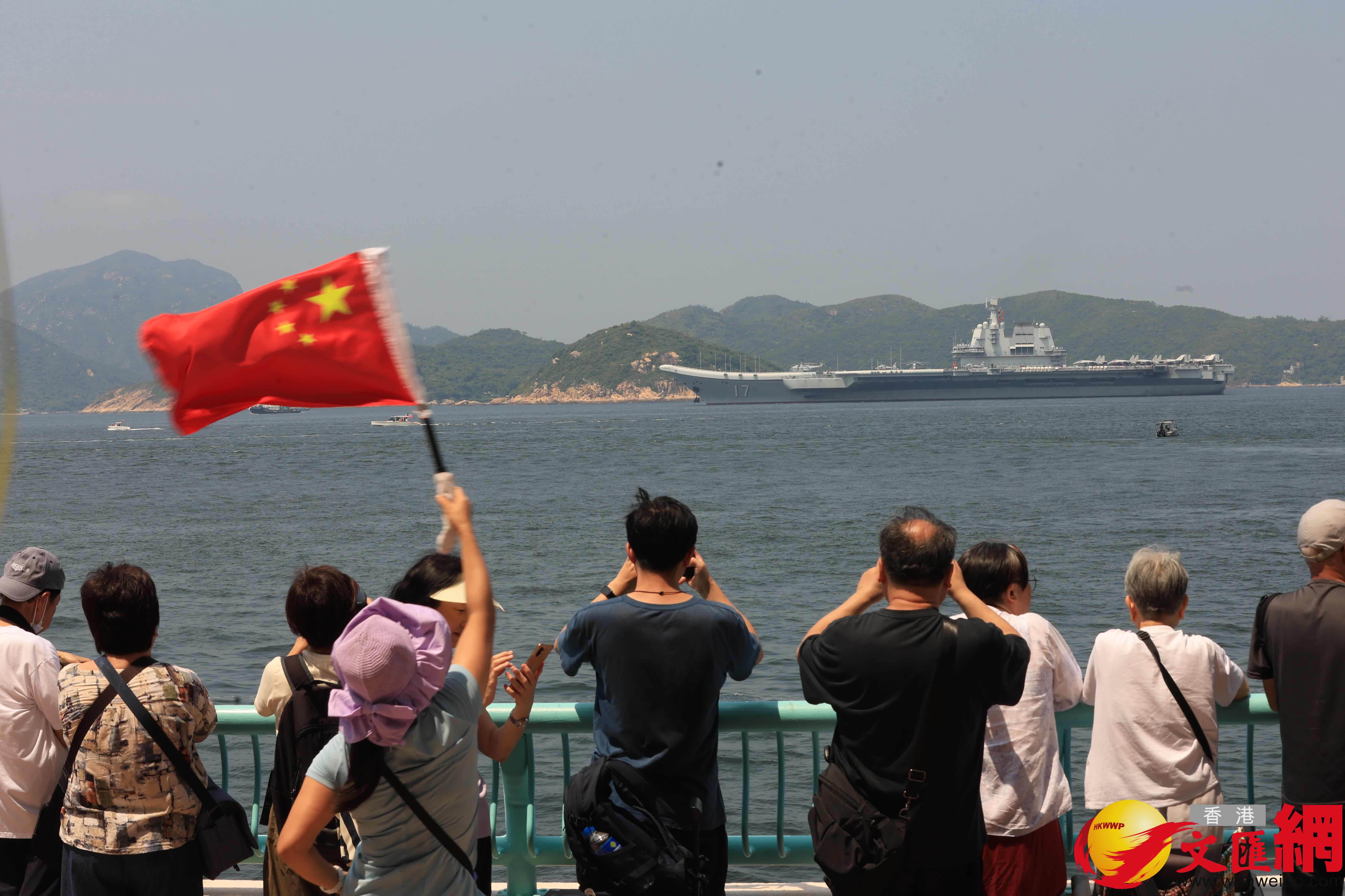 山東艦隊離港市民於海怡半島海旁送別。(香港文匯報記者萬霜靈 攝) 山東艦隊離港市民於海怡半島海旁送別。(香港文匯報記者萬霜靈 攝)