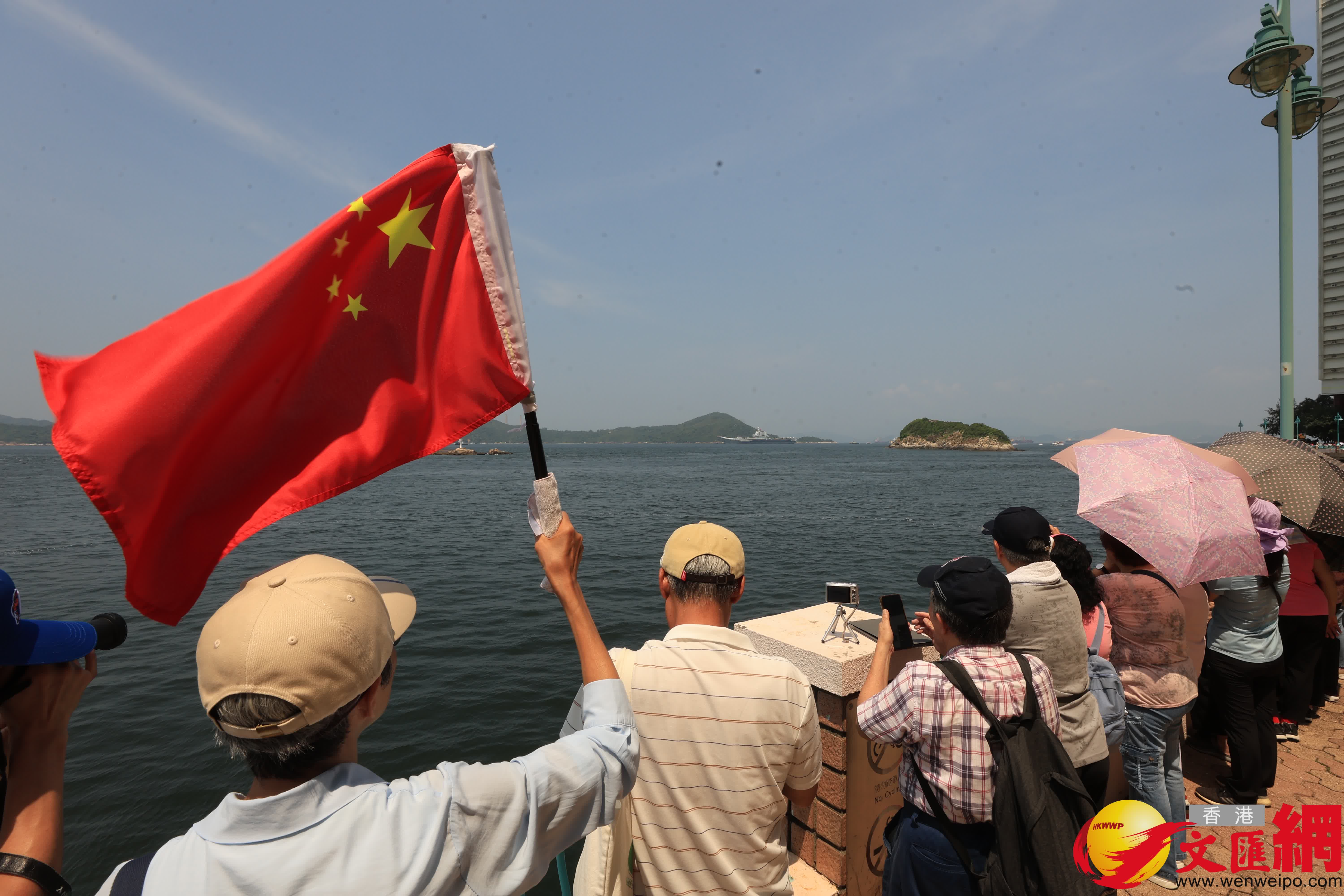 山東艦隊離港市民於海怡半島海旁送別。(香港文匯報記者萬霜靈 攝) 山東艦隊離港市民於海怡半島海旁送別。(香港文匯報記者萬霜靈 攝)
