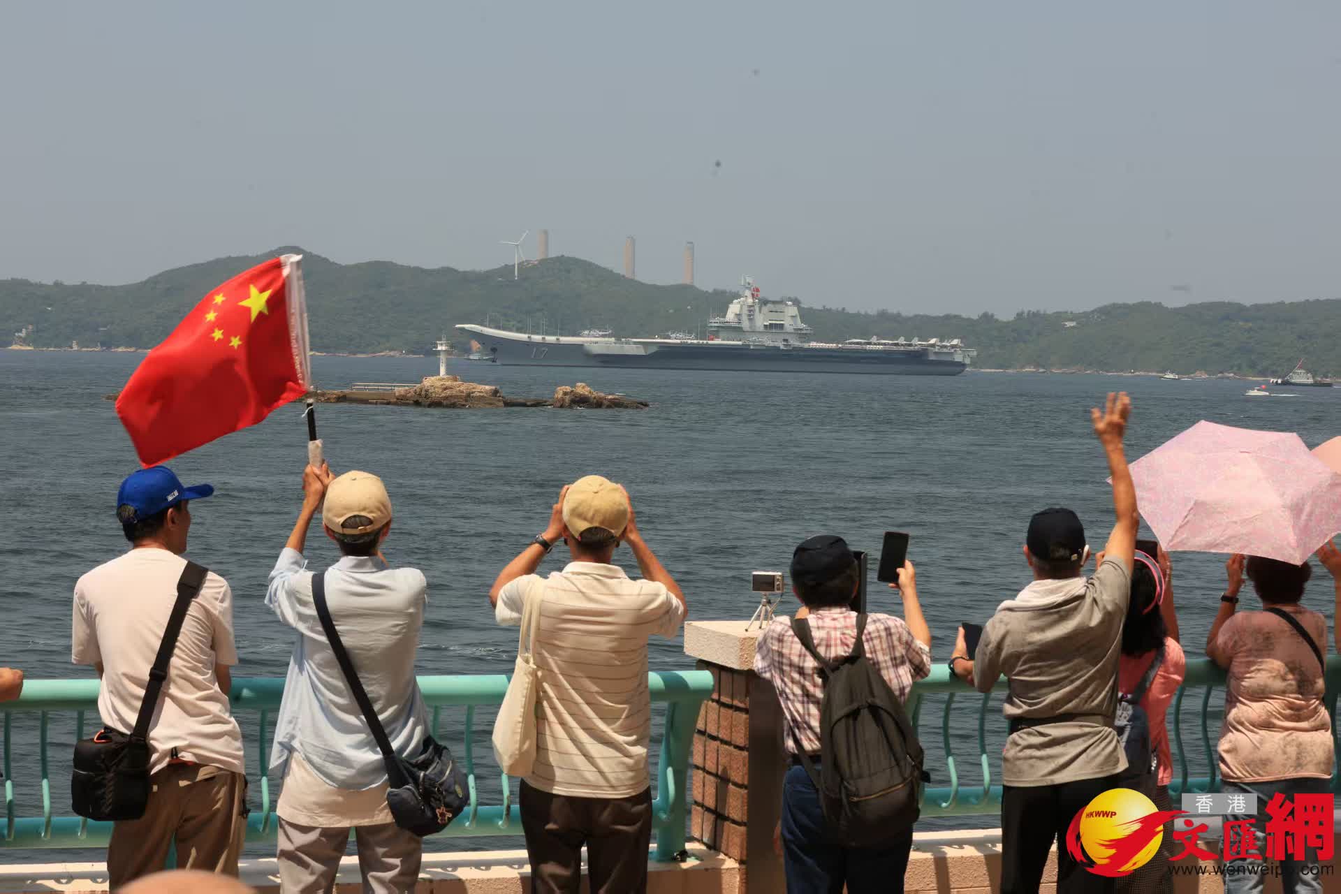 山東艦隊離港市民於海怡半島海旁送別。(香港文匯報記者萬霜靈 攝) 山東艦隊離港市民於海怡半島海旁送別。(香港文匯報記者萬霜靈 攝)