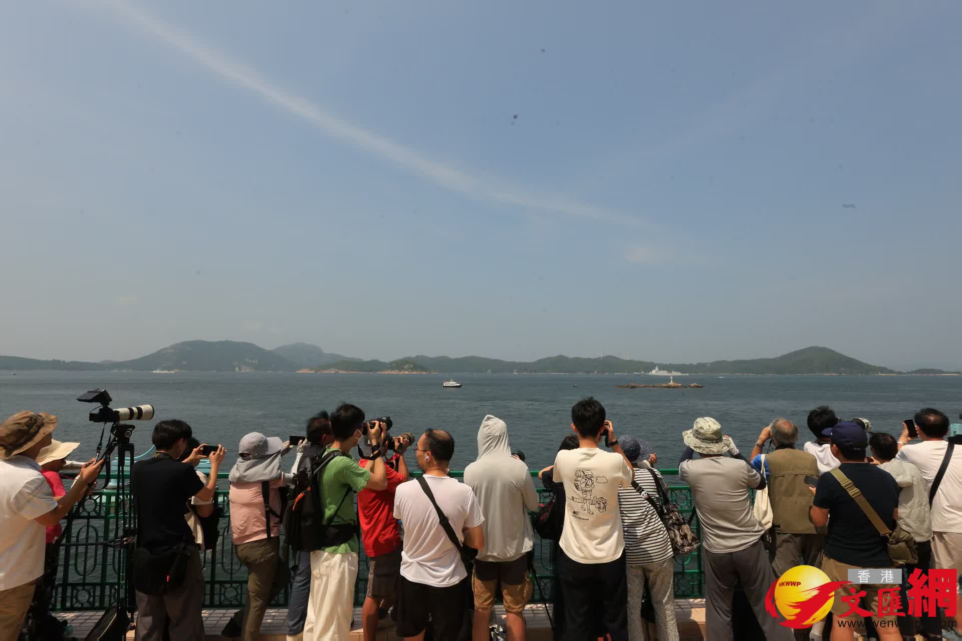 山東艦隊離港市民於海怡半島海旁送別。(香港文匯報記者萬霜靈 攝) 山東艦隊離港市民於海怡半島海旁送別。(香港文匯報記者萬霜靈 攝)