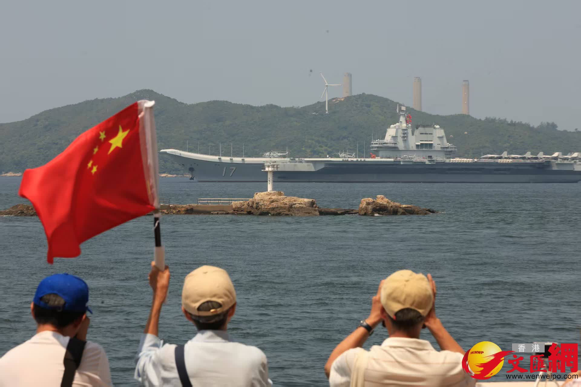 山東艦隊離港市民於海怡半島海旁送別。(香港文匯報記者萬霜靈 攝) 山東艦隊離港市民於海怡半島海旁送別。(香港文匯報記者萬霜靈 攝)