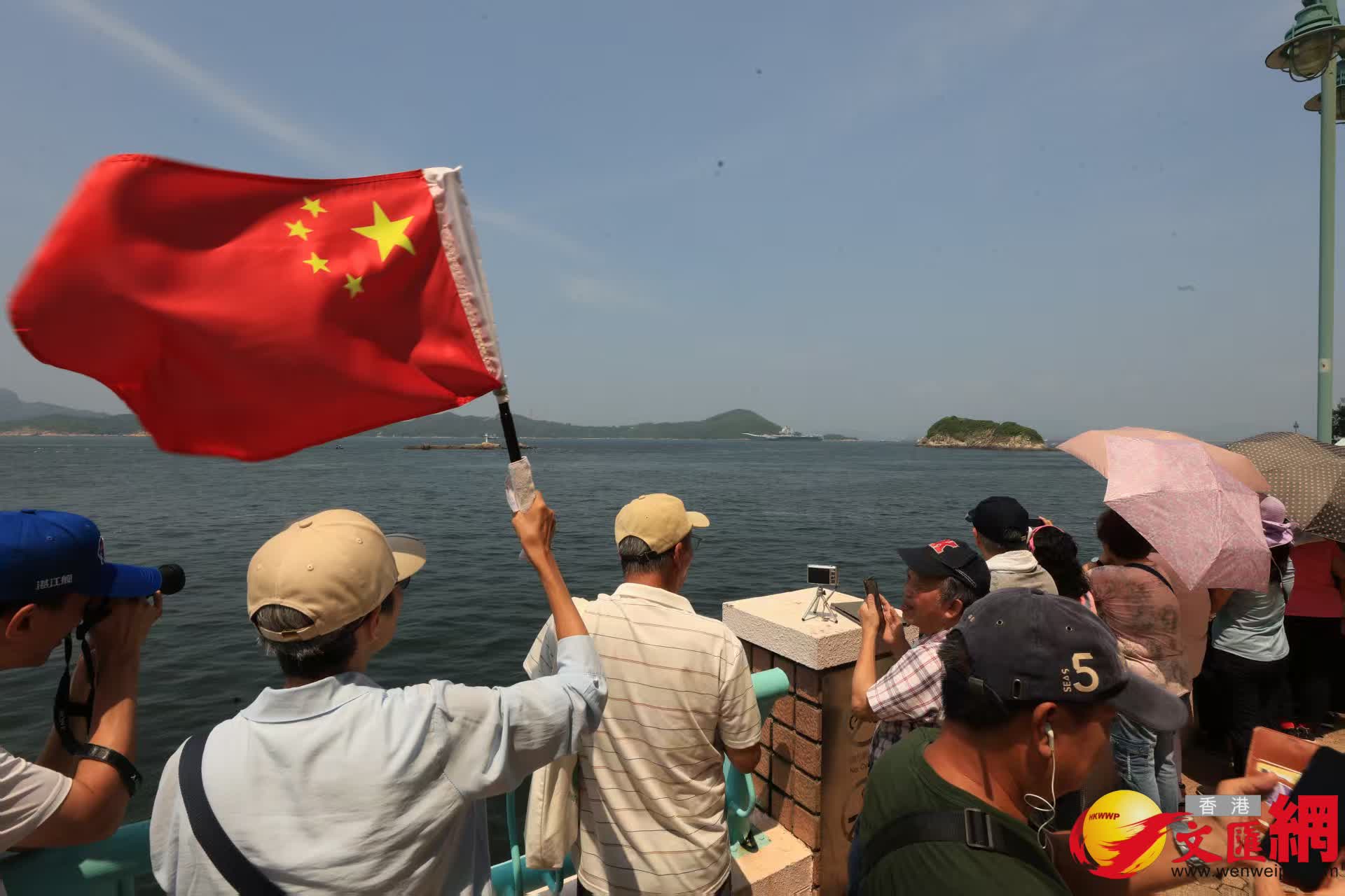 山東艦隊離港市民於海怡半島海旁送別。(香港文匯報記者萬霜靈 攝) 山東艦隊離港市民於海怡半島海旁送別。(香港文匯報記者萬霜靈 攝)