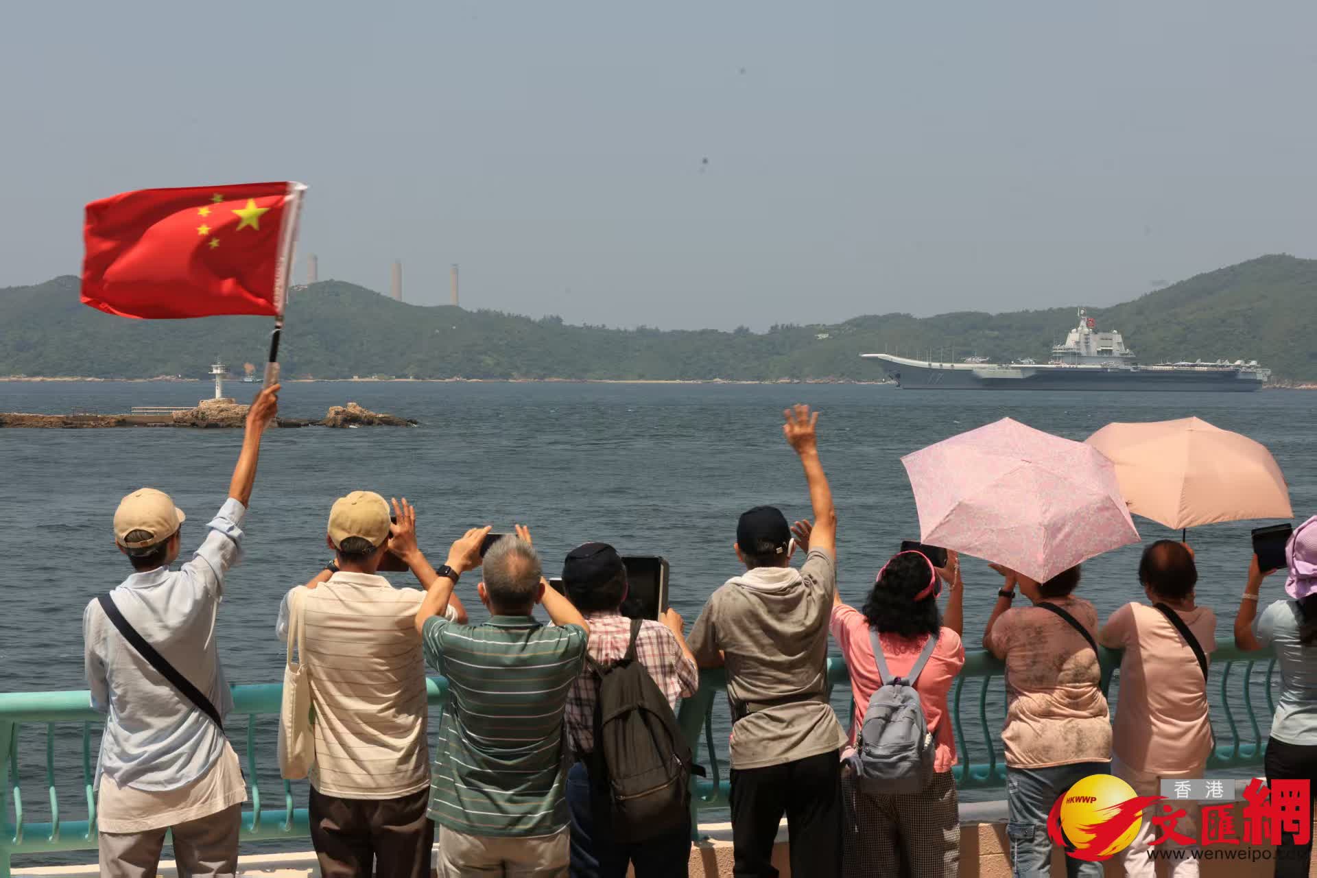 山東艦隊離港市民於海怡半島海旁送別。(香港文匯報記者萬霜靈 攝) 山東艦隊離港市民於海怡半島海旁送別。(香港文匯報記者萬霜靈 攝)