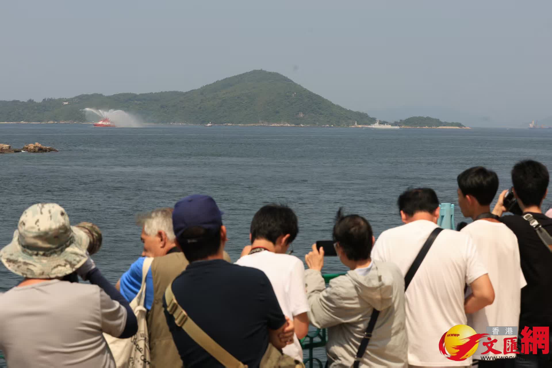 山東艦隊離港市民於海怡半島海旁送別。(香港文匯報記者萬霜靈 攝) 山東艦隊離港市民於海怡半島海旁送別。(香港文匯報記者萬霜靈 攝)