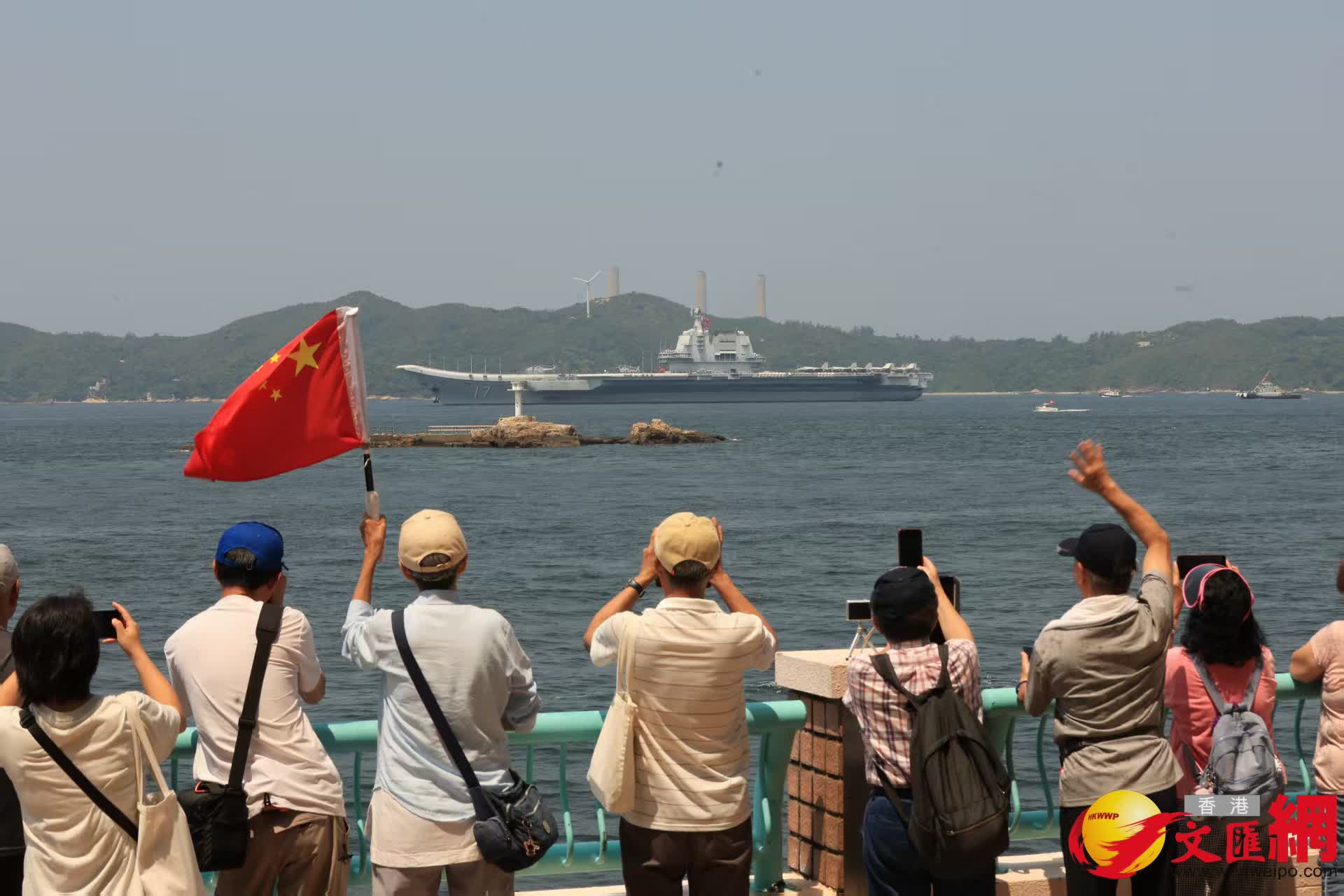 山東艦隊離港市民於海怡半島海旁送別。(香港文匯報記者萬霜靈 攝) 山東艦隊離港市民於海怡半島海旁送別。(香港文匯報記者萬霜靈 攝)