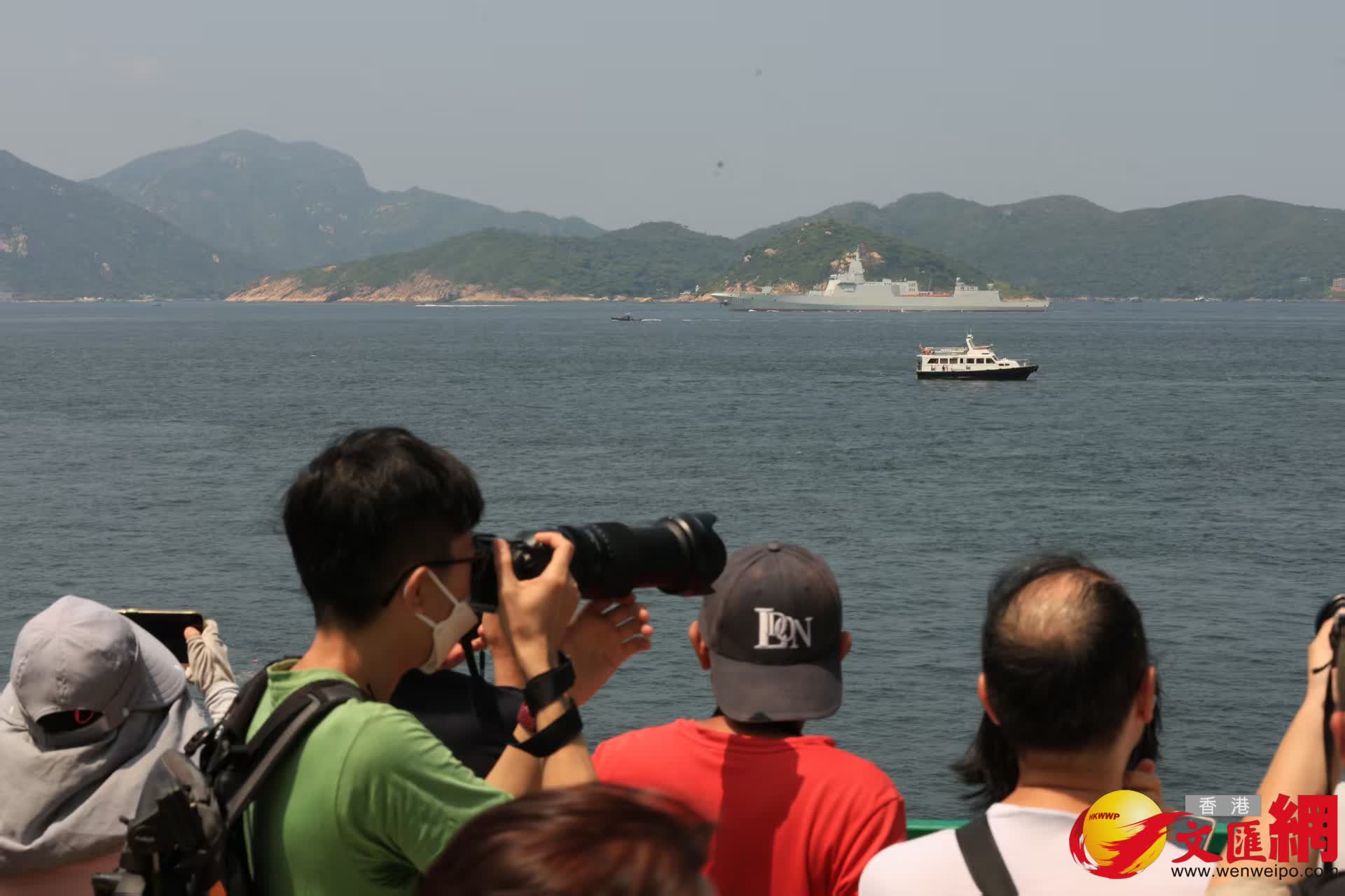 山東艦隊離港市民於海怡半島海旁送別。(香港文匯報記者萬霜靈 攝) 山東艦隊離港市民於海怡半島海旁送別。(香港文匯報記者萬霜靈 攝)