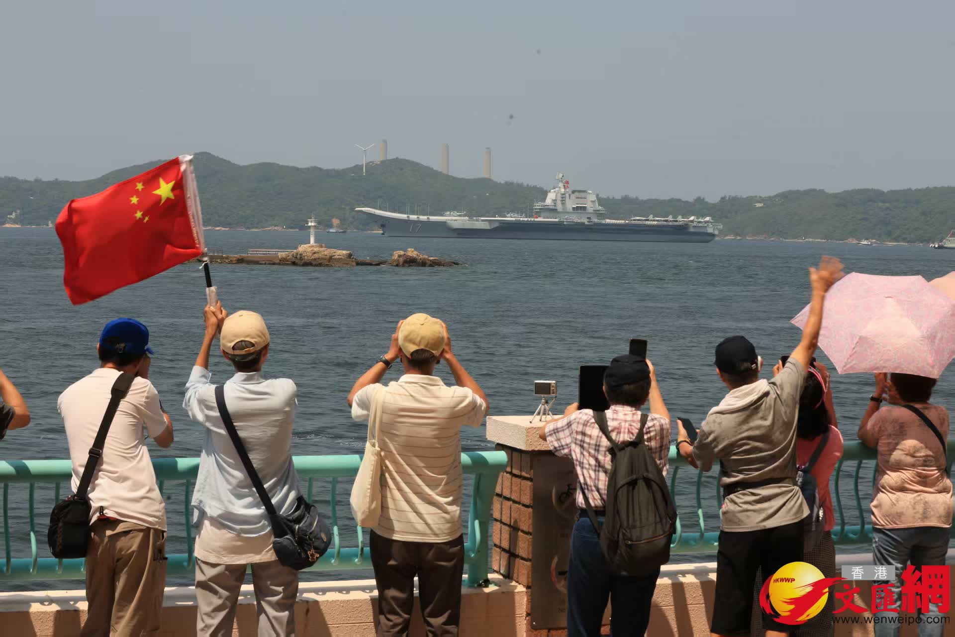 山東艦隊離港市民於海怡半島海旁送別。(香港文匯報記者萬霜靈 攝) 山東艦隊離港市民於海怡半島海旁送別。(香港文匯報記者萬霜靈 攝)