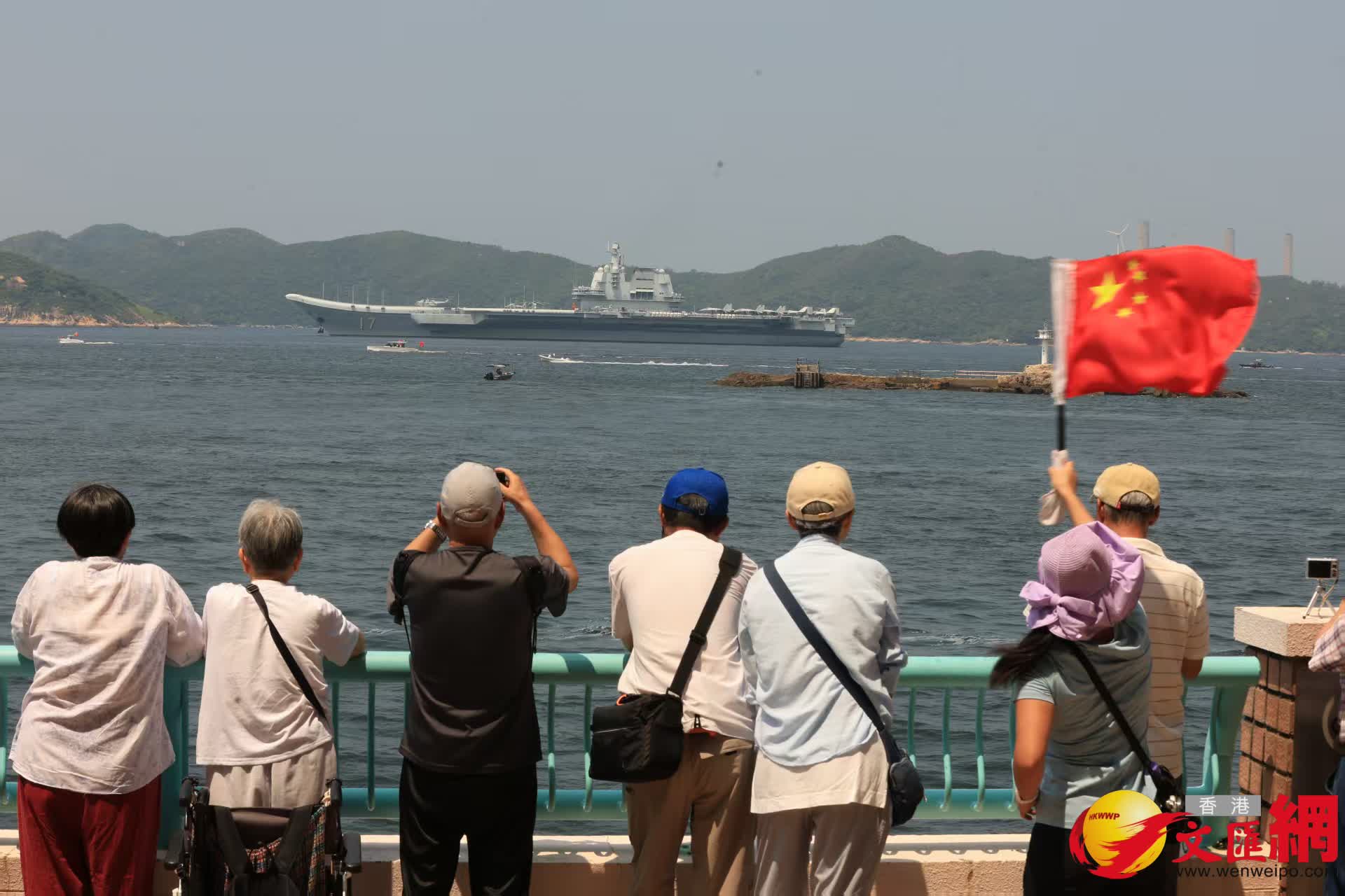 山東艦隊離港市民於海怡半島海旁送別。(香港文匯報記者萬霜靈 攝) 山東艦隊離港市民於海怡半島海旁送別。(香港文匯報記者萬霜靈 攝)