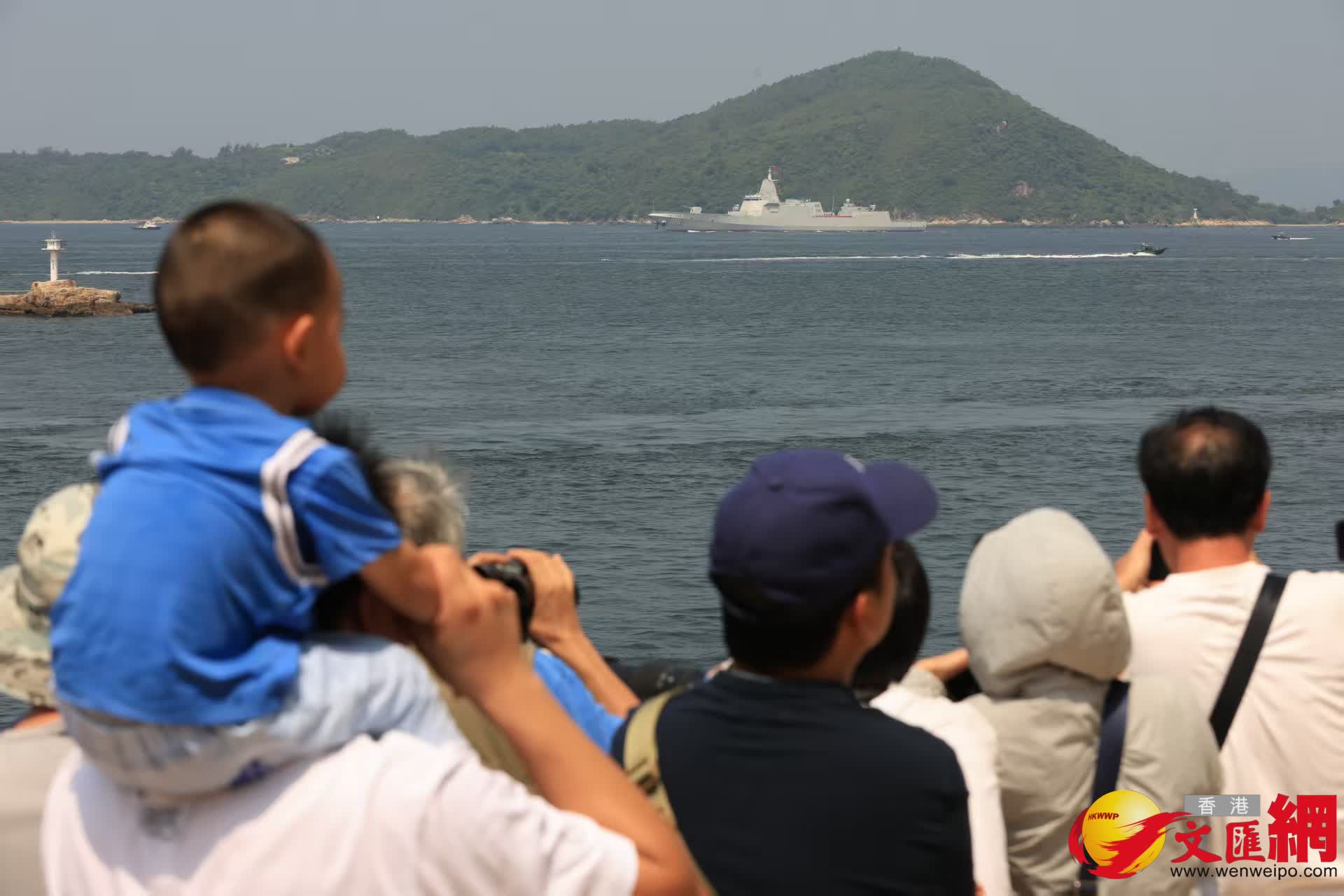 山東艦隊離港市民於海怡半島海旁送別。(香港文匯報記者萬霜靈 攝) 山東艦隊離港市民於海怡半島海旁送別。(香港文匯報記者萬霜靈 攝)