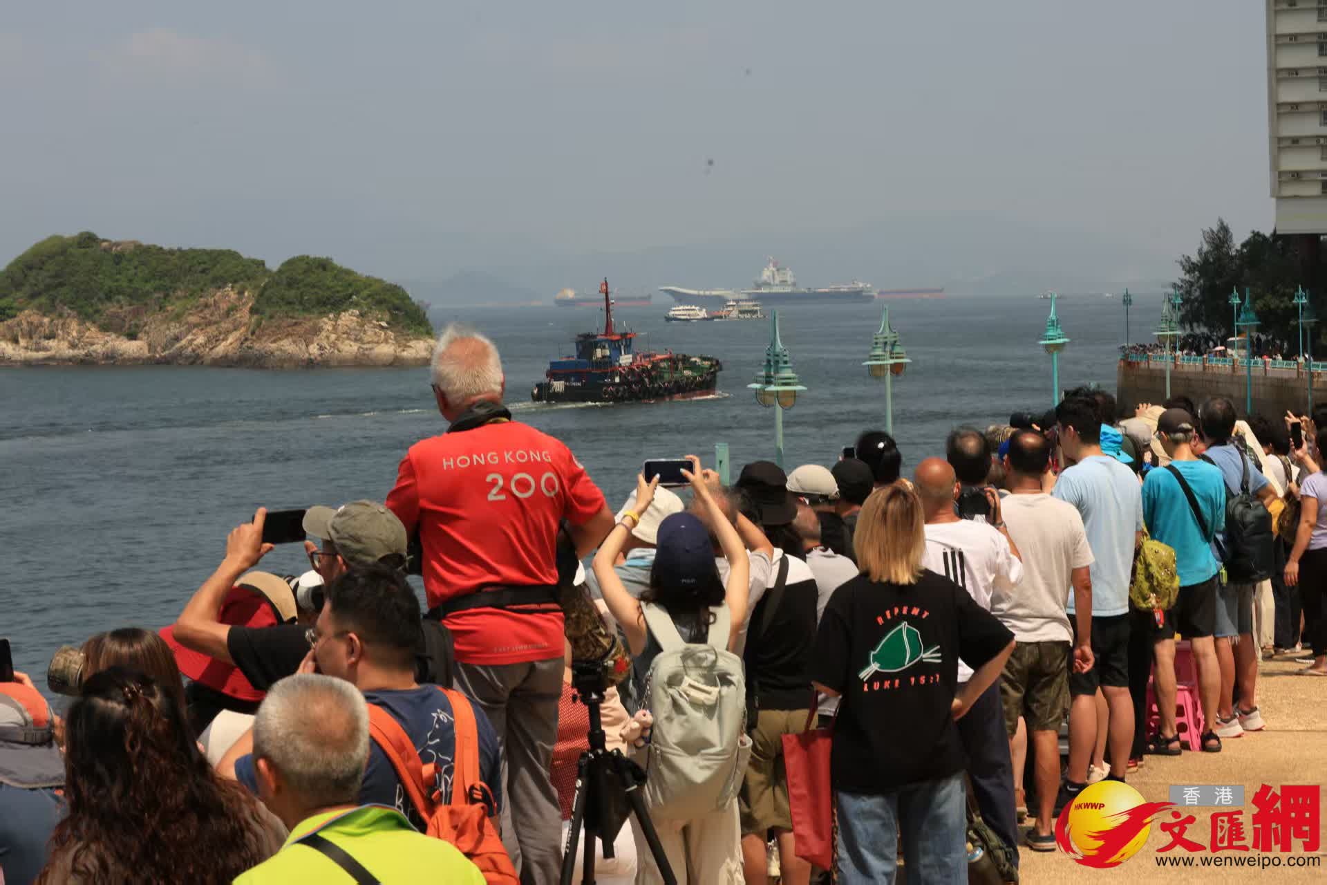 山東艦隊離港市民於海怡半島海旁送別。(香港文匯報記者萬霜靈 攝) 山東艦隊離港市民於海怡半島海旁送別。(香港文匯報記者萬霜靈 攝)
