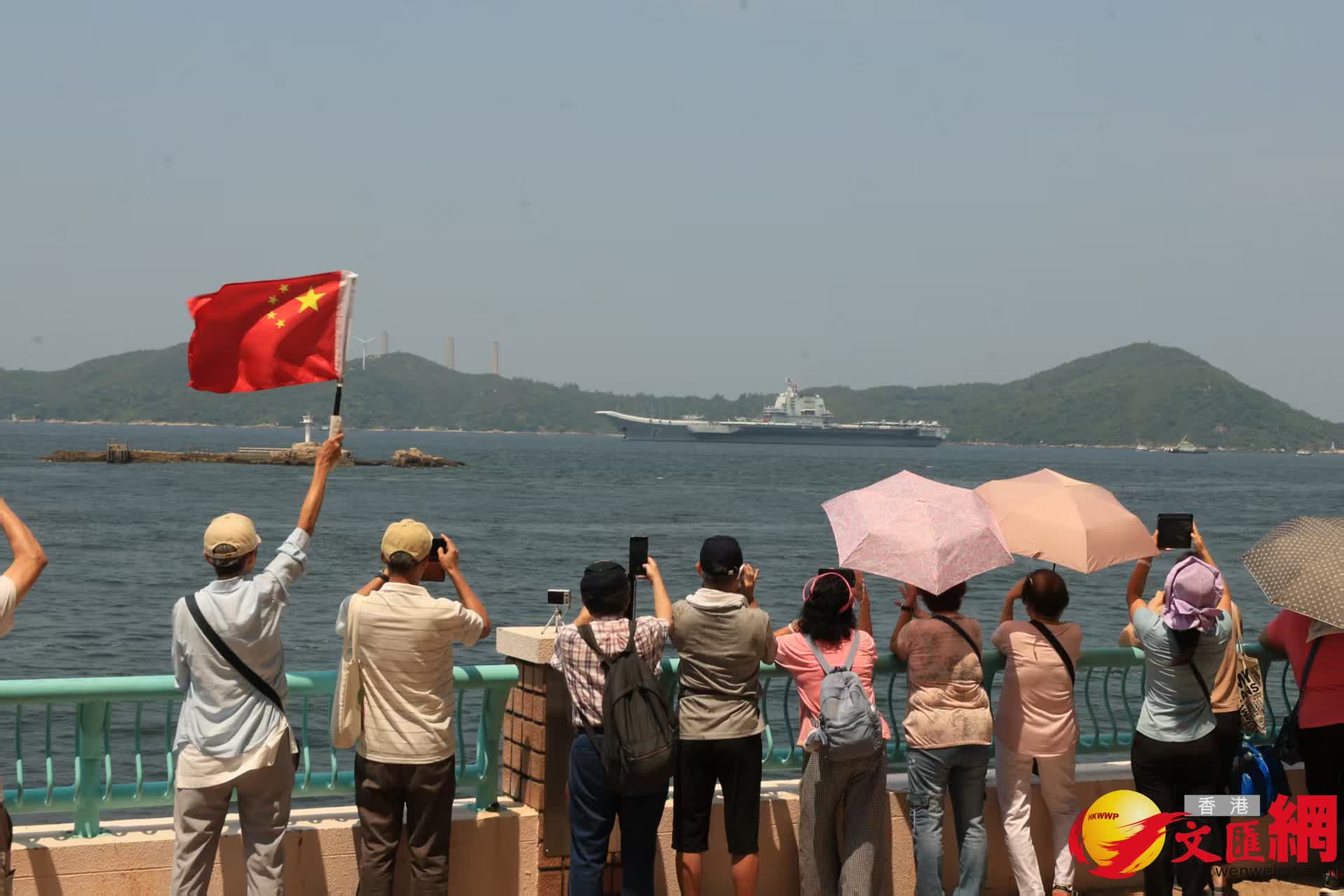 山東艦隊離港市民於海怡半島海旁送別。(香港文匯報記者萬霜靈 攝) 山東艦隊離港市民於海怡半島海旁送別。(香港文匯報記者萬霜靈 攝)