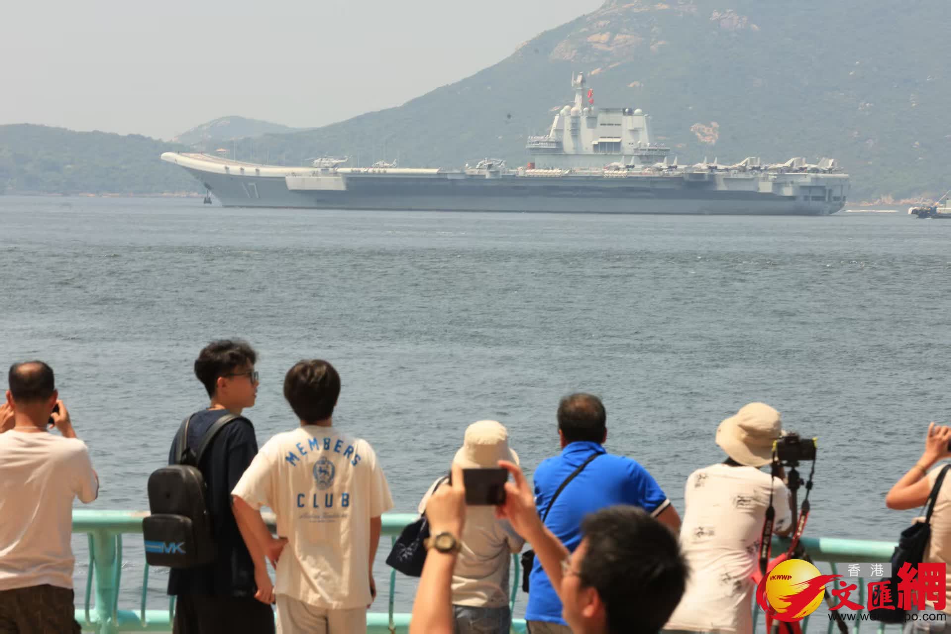 山東艦隊離港市民於海怡半島海旁送別。(香港文匯報記者萬霜靈 攝) 山東艦隊離港市民於海怡半島海旁送別。(香港文匯報記者萬霜靈 攝)