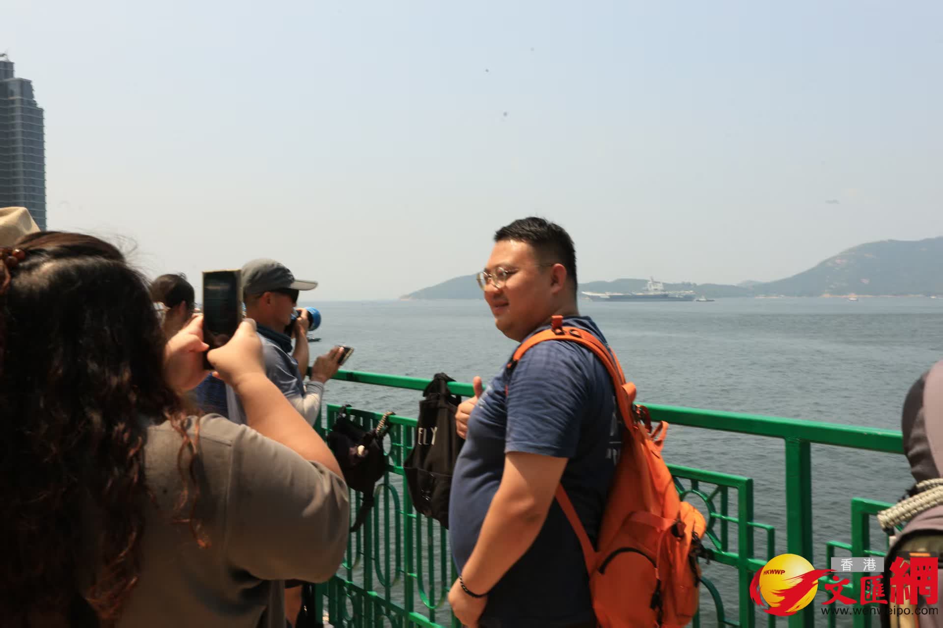 山東艦隊離港市民於海怡半島海旁送別。(香港文匯報記者萬霜靈 攝) 山東艦隊離港市民於海怡半島海旁送別。(香港文匯報記者萬霜靈 攝)