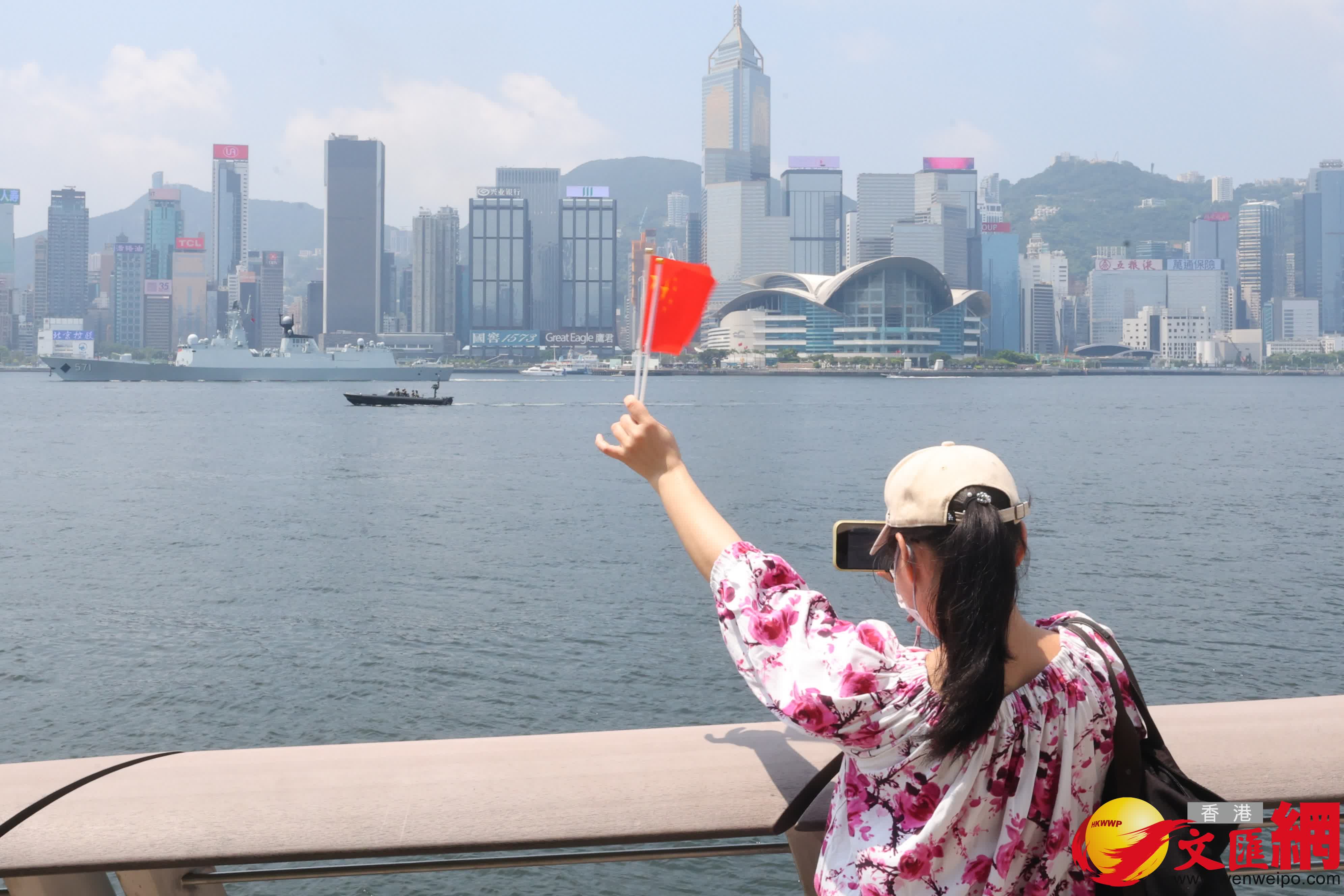 山東艦編隊離港尖沙咀市民歡送氣氛。(香港文匯報記者北山彥 攝) 山東艦編隊離港尖沙咀市民歡送氣氛。(香港文匯報記者北山彥 攝)