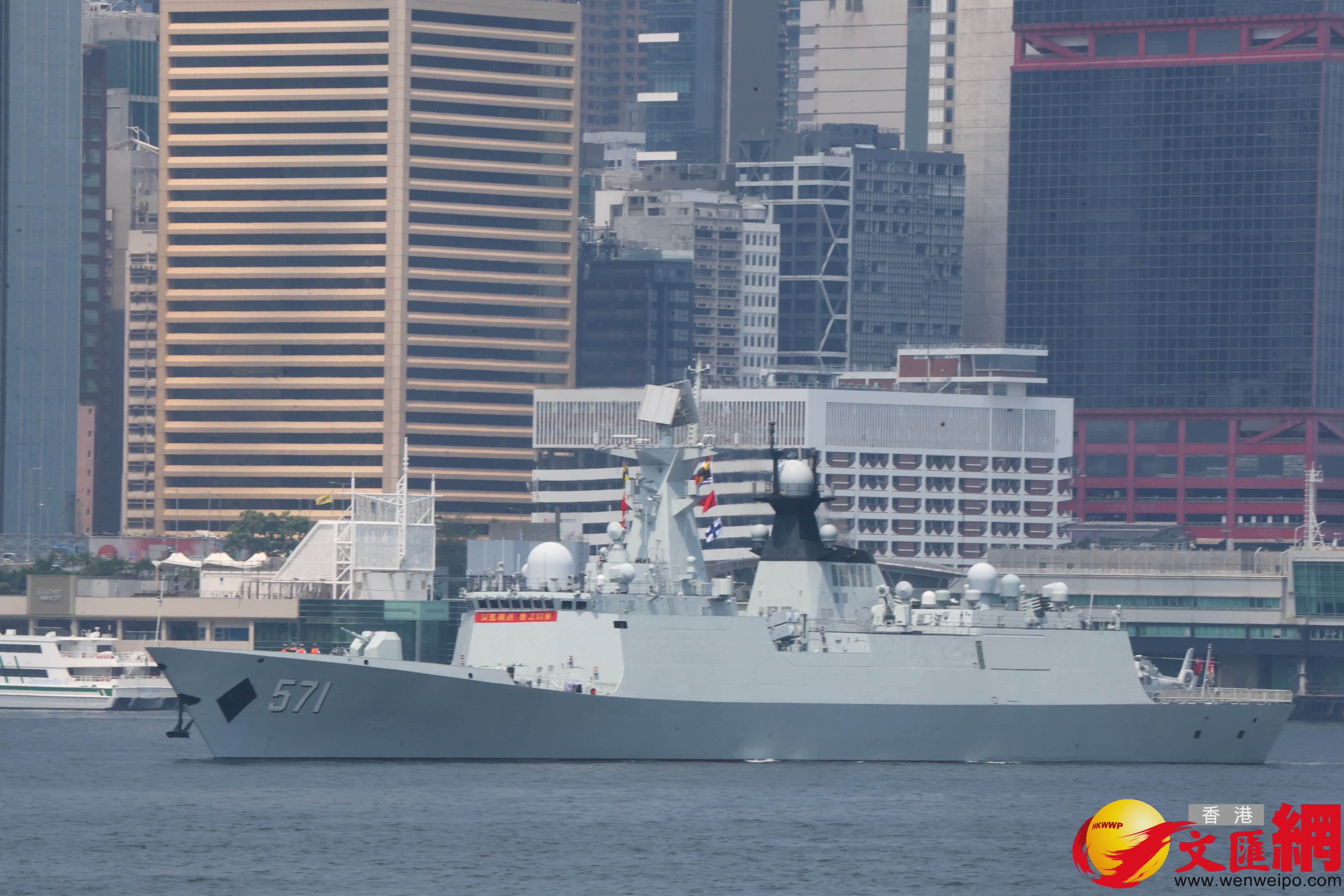 山東艦編隊離港尖沙咀市民歡送氣氛。(香港文匯報記者北山彥 攝) 山東艦編隊離港尖沙咀市民歡送氣氛。(香港文匯報記者北山彥 攝)
