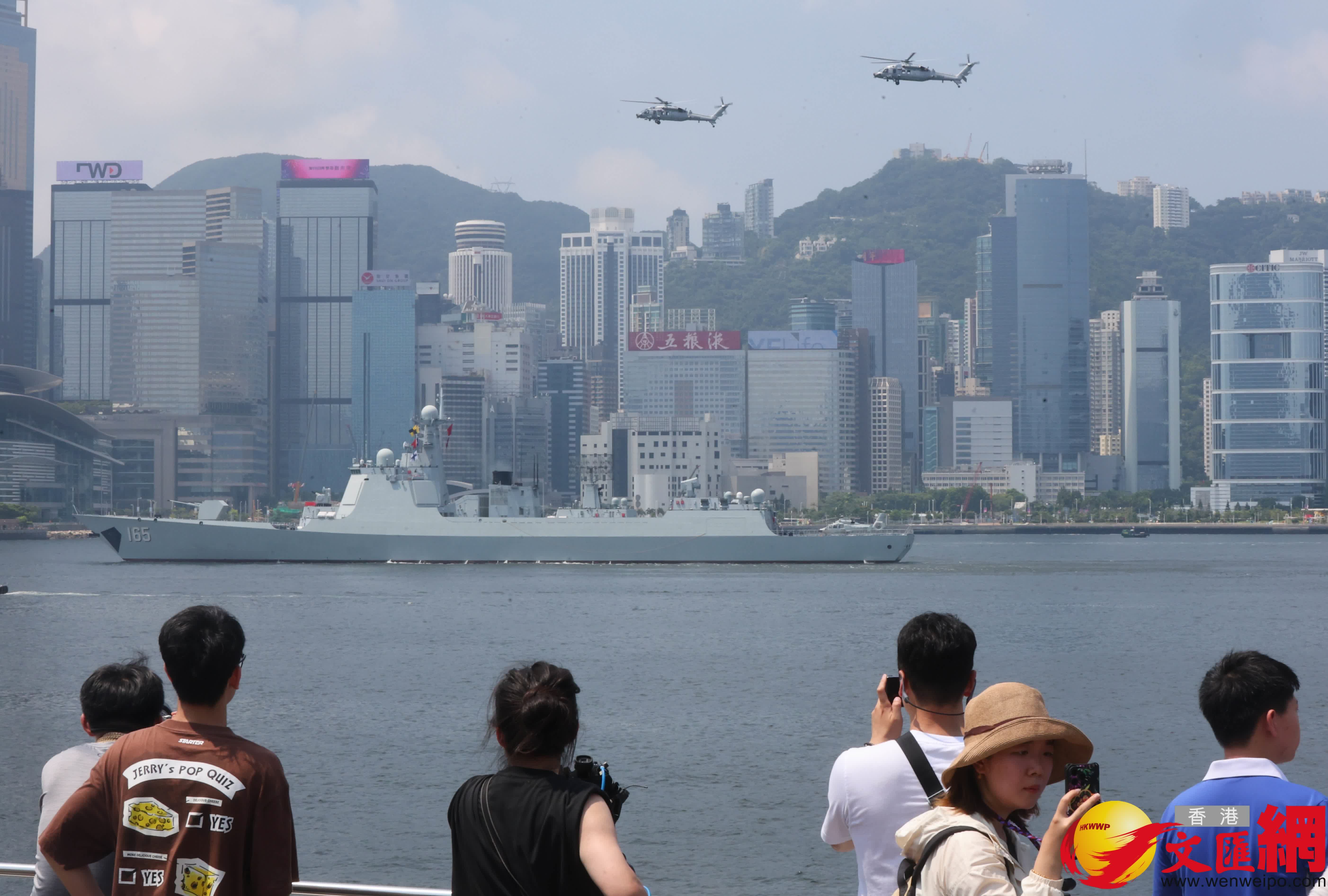 山東艦編隊離港尖沙咀市民歡送氣氛。(香港文匯報記者北山彥 攝) 山東艦編隊離港尖沙咀市民歡送氣氛。(香港文匯報記者北山彥 攝)