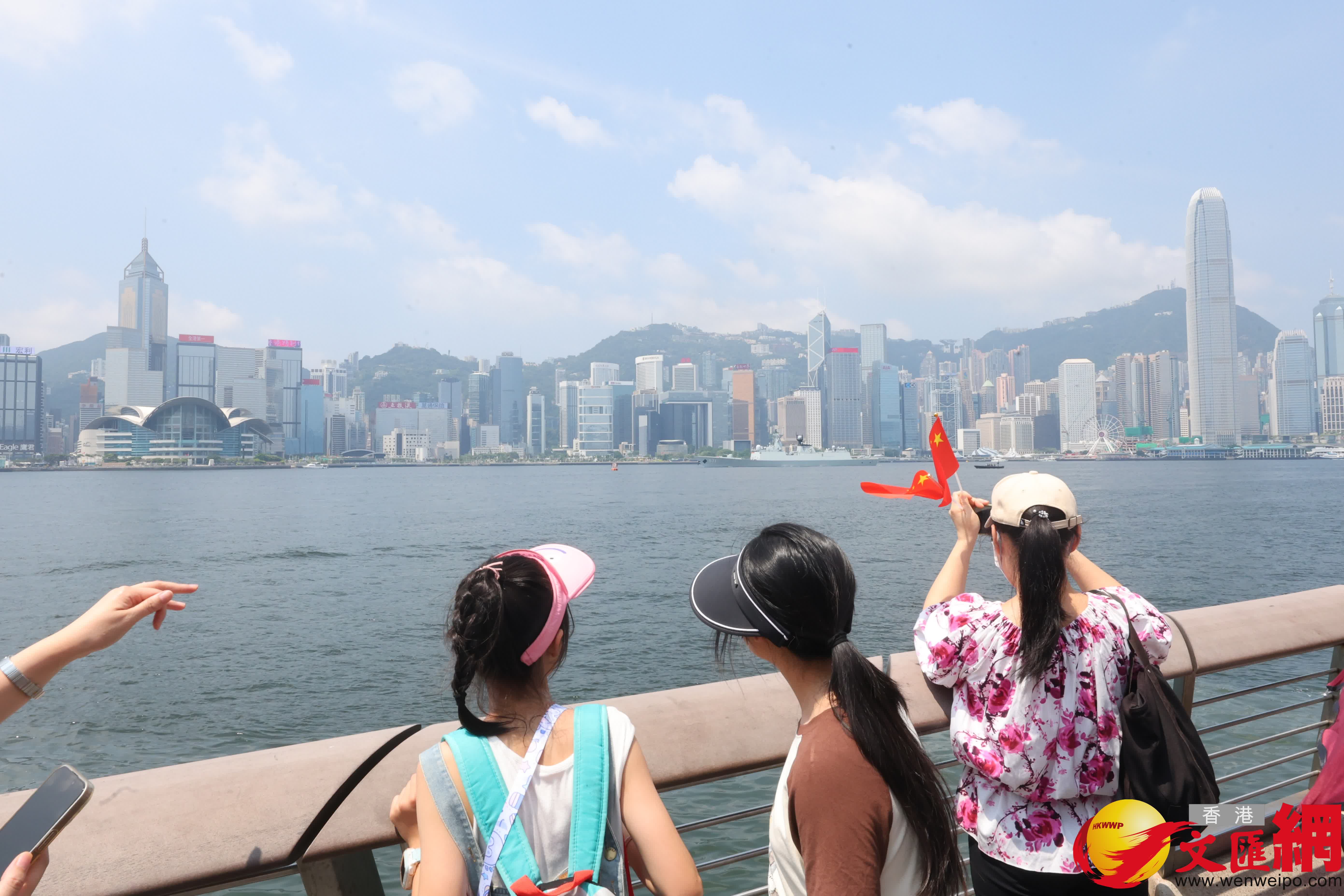 山東艦編隊離港尖沙咀市民歡送氣氛。(香港文匯報記者北山彥 攝) 山東艦編隊離港尖沙咀市民歡送氣氛。(香港文匯報記者北山彥 攝)