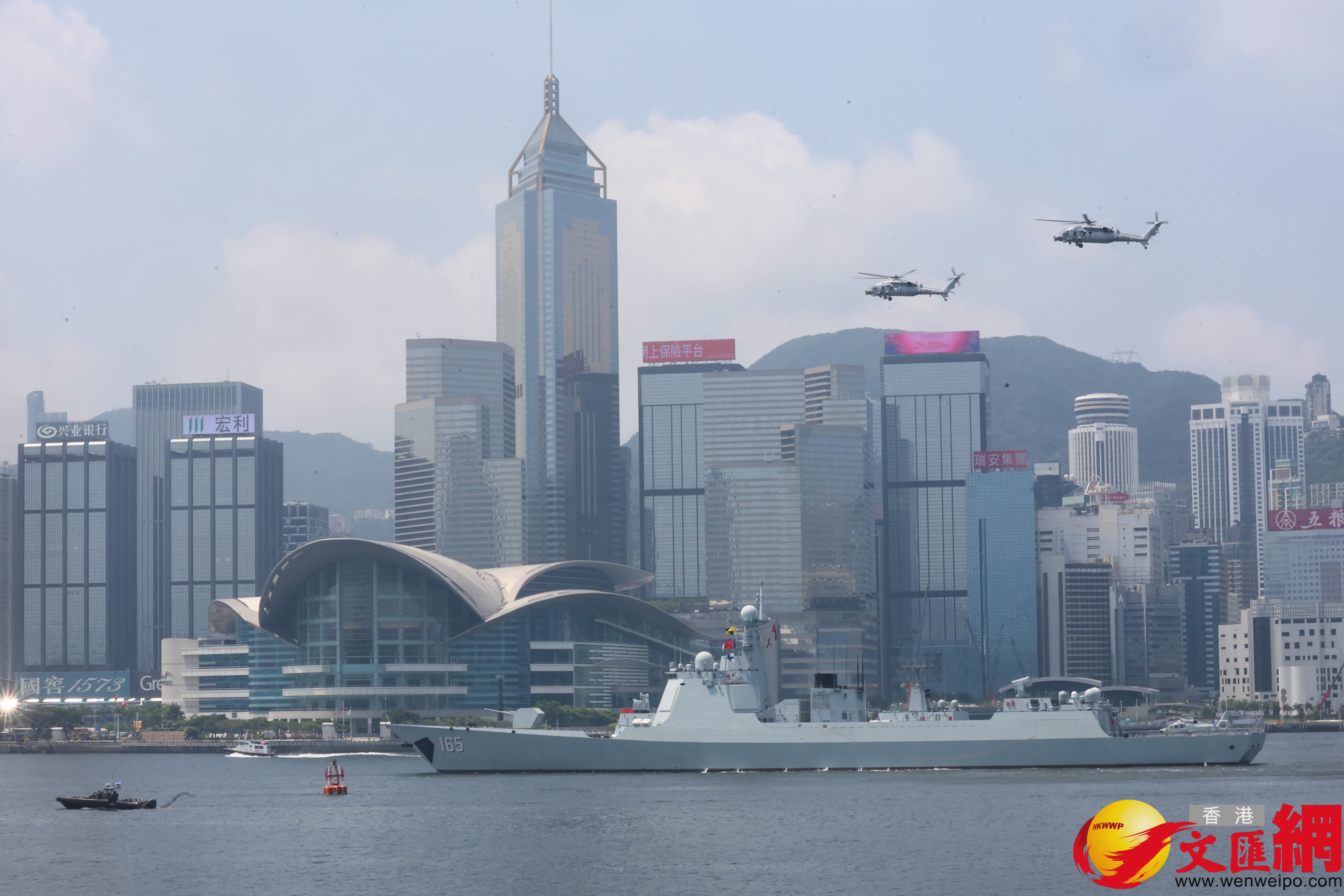 山東艦編隊離港尖沙咀市民歡送氣氛。(香港文匯報記者北山彥 攝) 山東艦編隊離港尖沙咀市民歡送氣氛。(香港文匯報記者北山彥 攝)