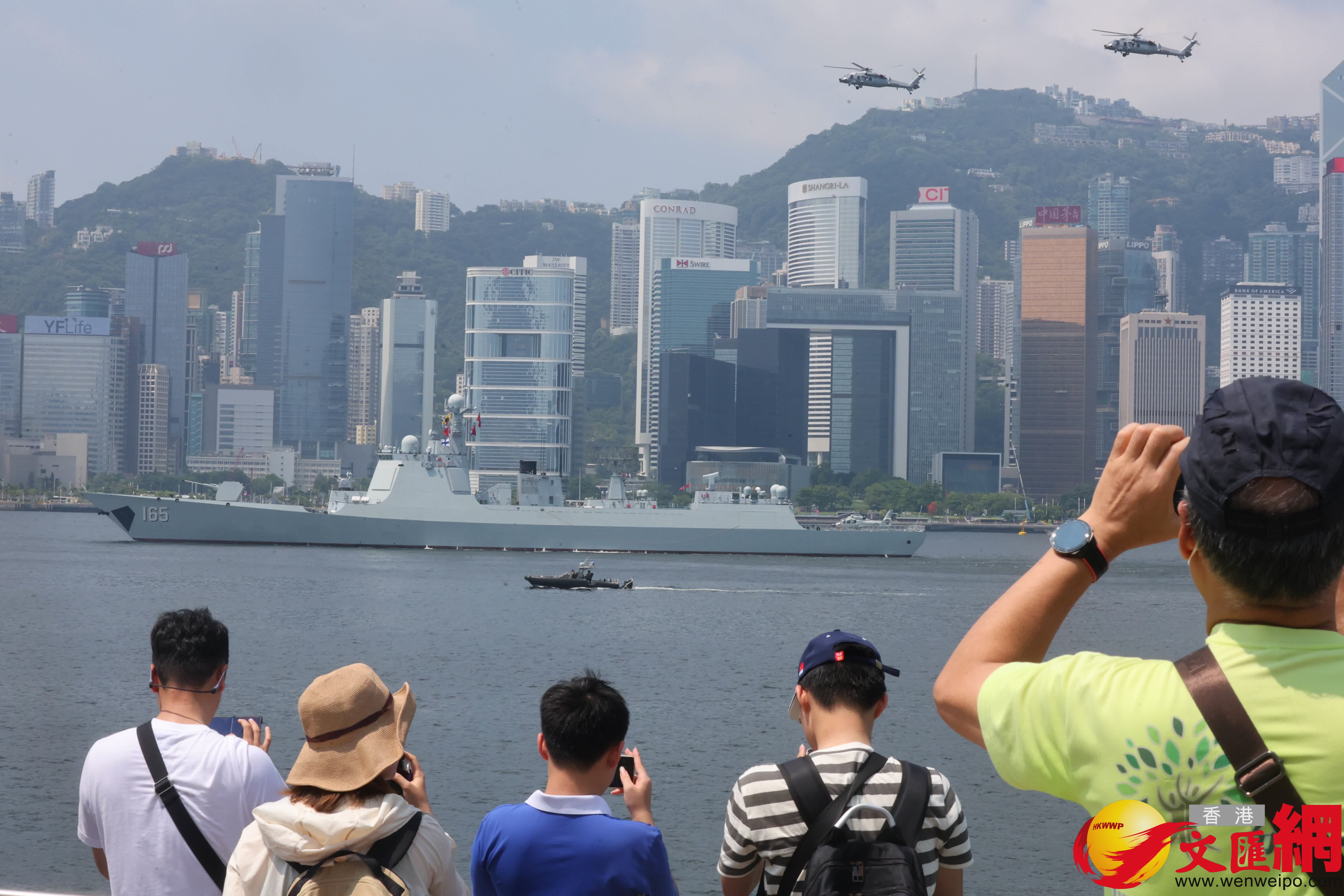 山東艦編隊離港尖沙咀市民歡送氣氛。(香港文匯報記者北山彥 攝) 山東艦編隊離港尖沙咀市民歡送氣氛。(香港文匯報記者北山彥 攝)