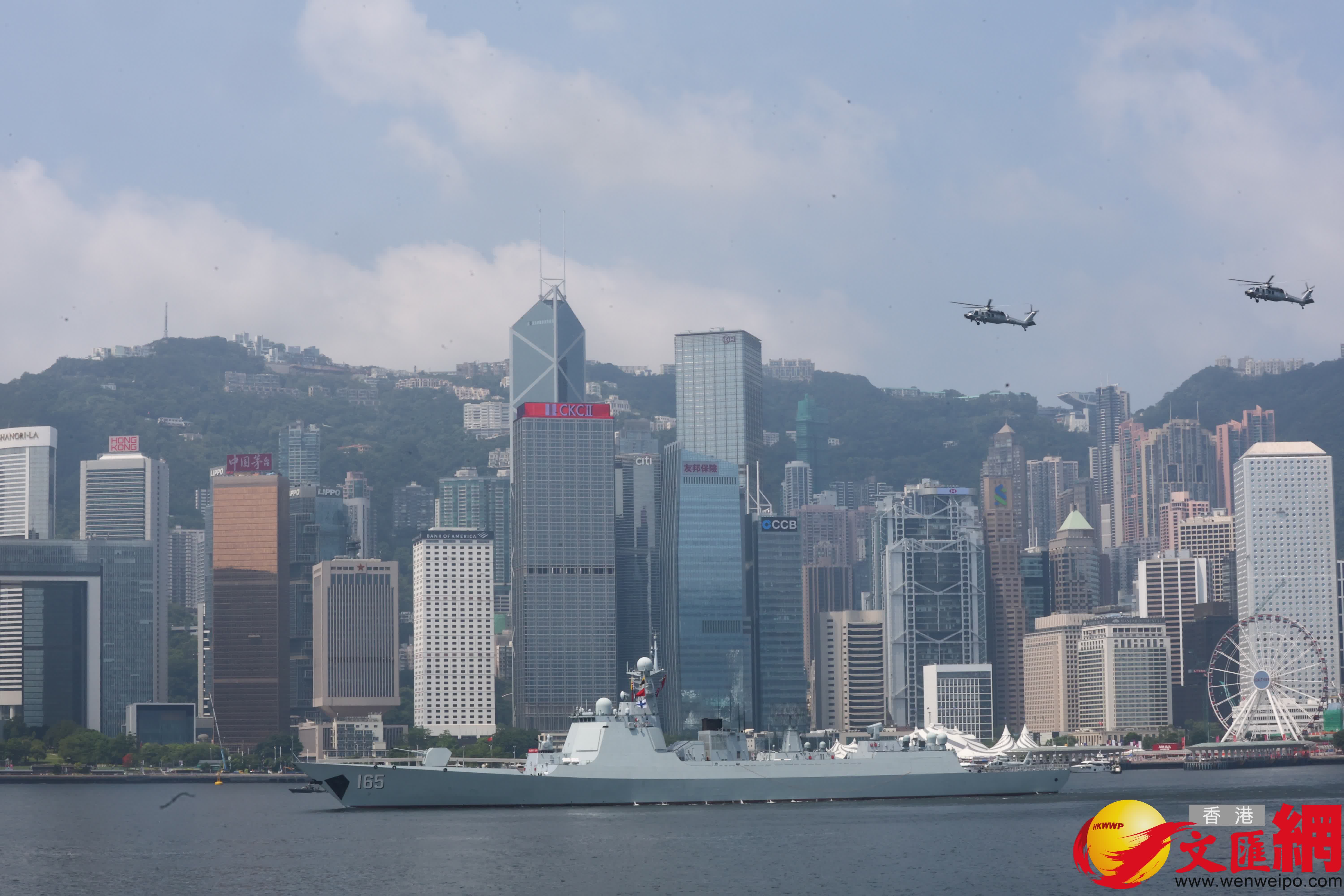 山東艦編隊離港尖沙咀市民歡送氣氛。(香港文匯報記者北山彥 攝) 山東艦編隊離港尖沙咀市民歡送氣氛。(香港文匯報記者北山彥 攝)