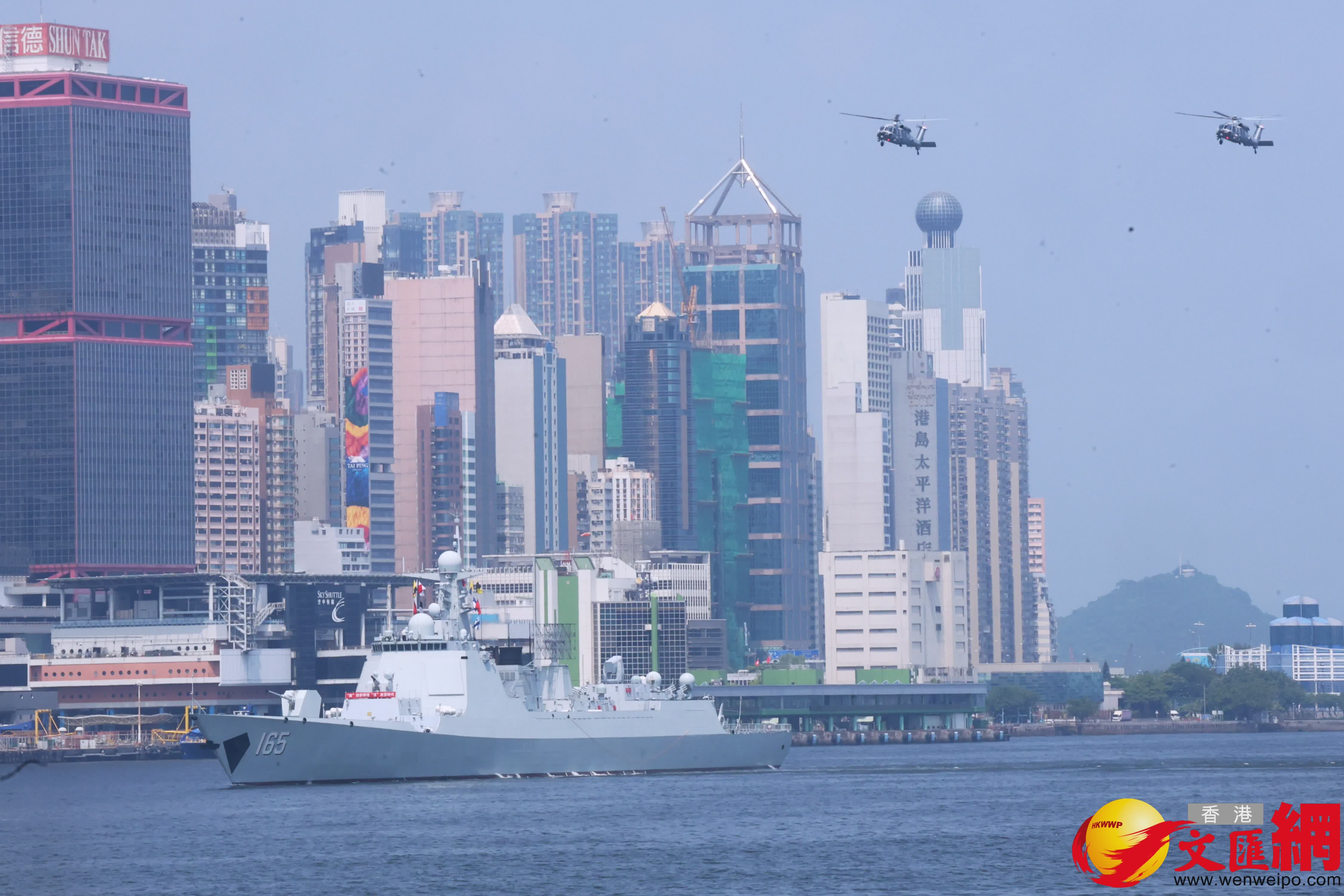 山東艦編隊離港尖沙咀市民歡送氣氛。(香港文匯報記者北山彥 攝) 山東艦編隊離港尖沙咀市民歡送氣氛。(香港文匯報記者北山彥 攝)