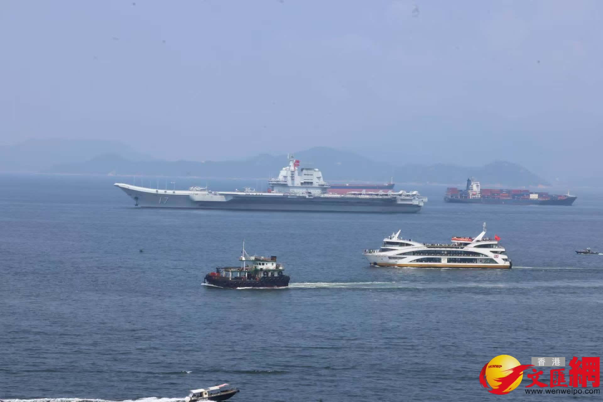 市民乘坐遊覽船歡送山東艦。(香港文匯報記者劉友光 攝) 市民乘坐遊覽船歡送山東艦。(香港文匯報記者劉友光 攝)