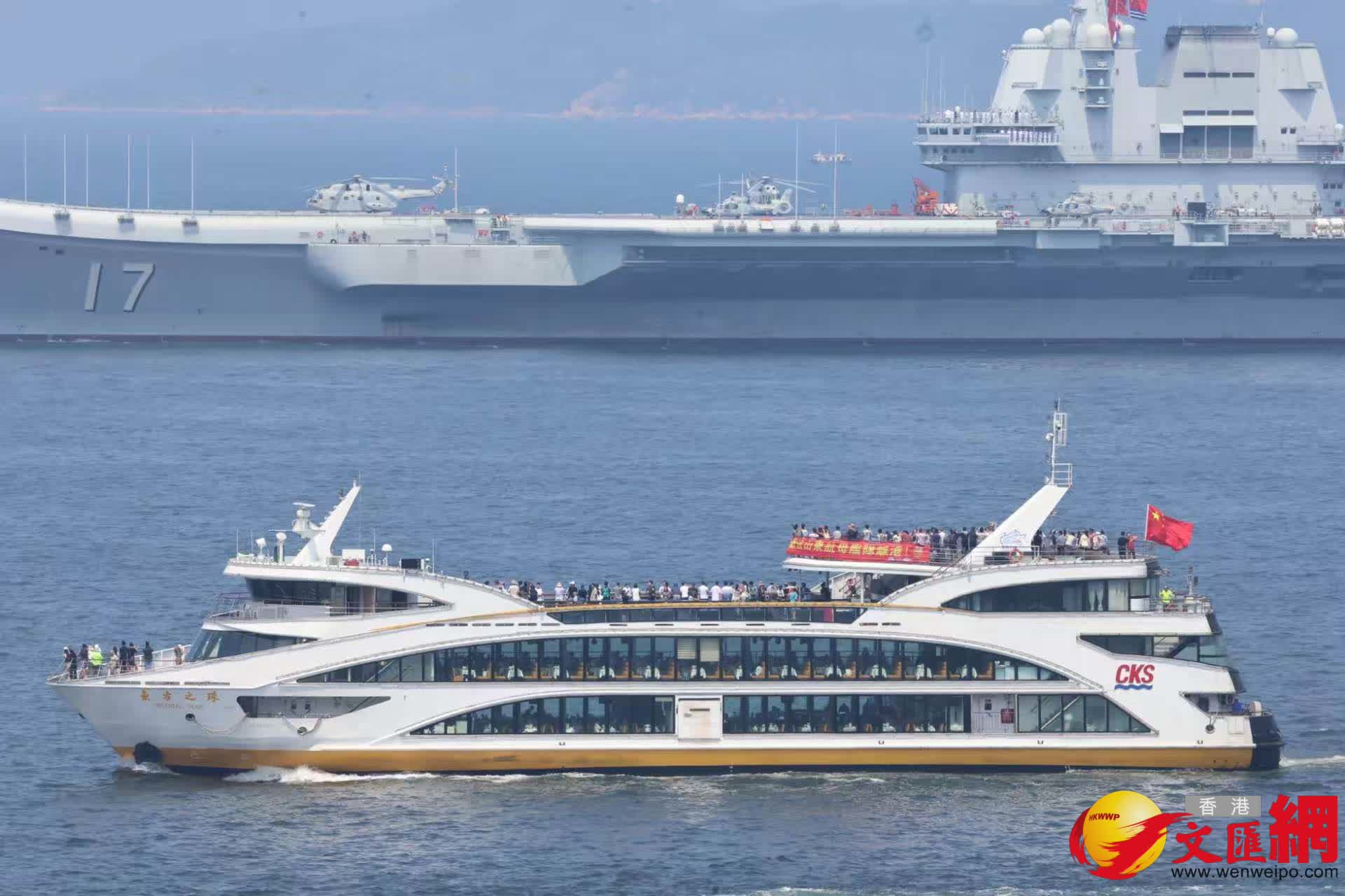 市民乘坐遊覽船歡送山東艦。(香港文匯報記者劉友光 攝) 市民乘坐遊覽船歡送山東艦。(香港文匯報記者劉友光 攝)