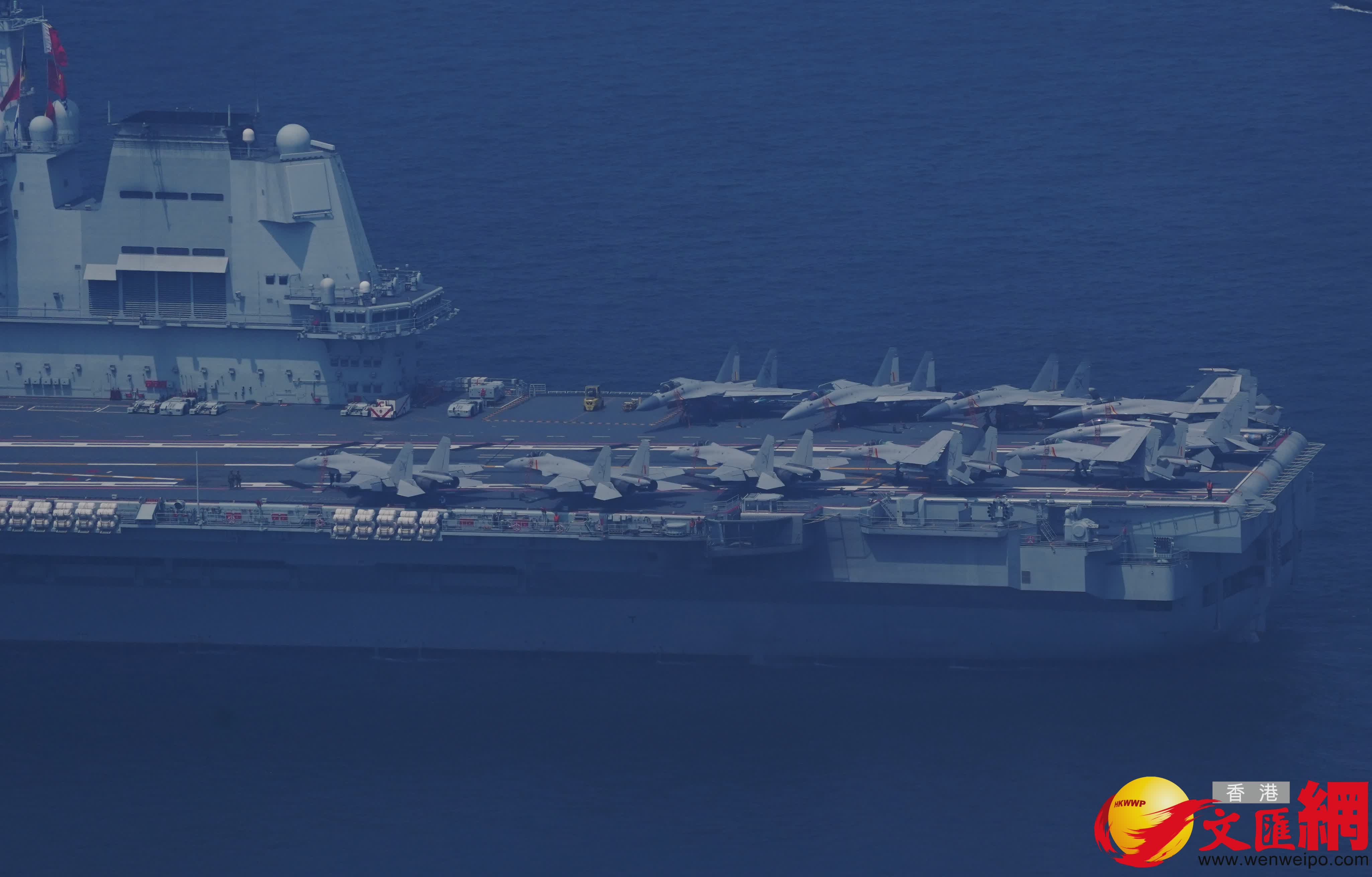中國人民解放軍海軍山東艦航母編隊今日結束為期5天的訪港行程,離開本港。 (香港文匯報記者曾興偉 攝) 中國人民解放軍海軍山東艦航母編隊今日結束為期5天的訪港行程,離開本港。 (香港文匯報記者曾興偉 攝)