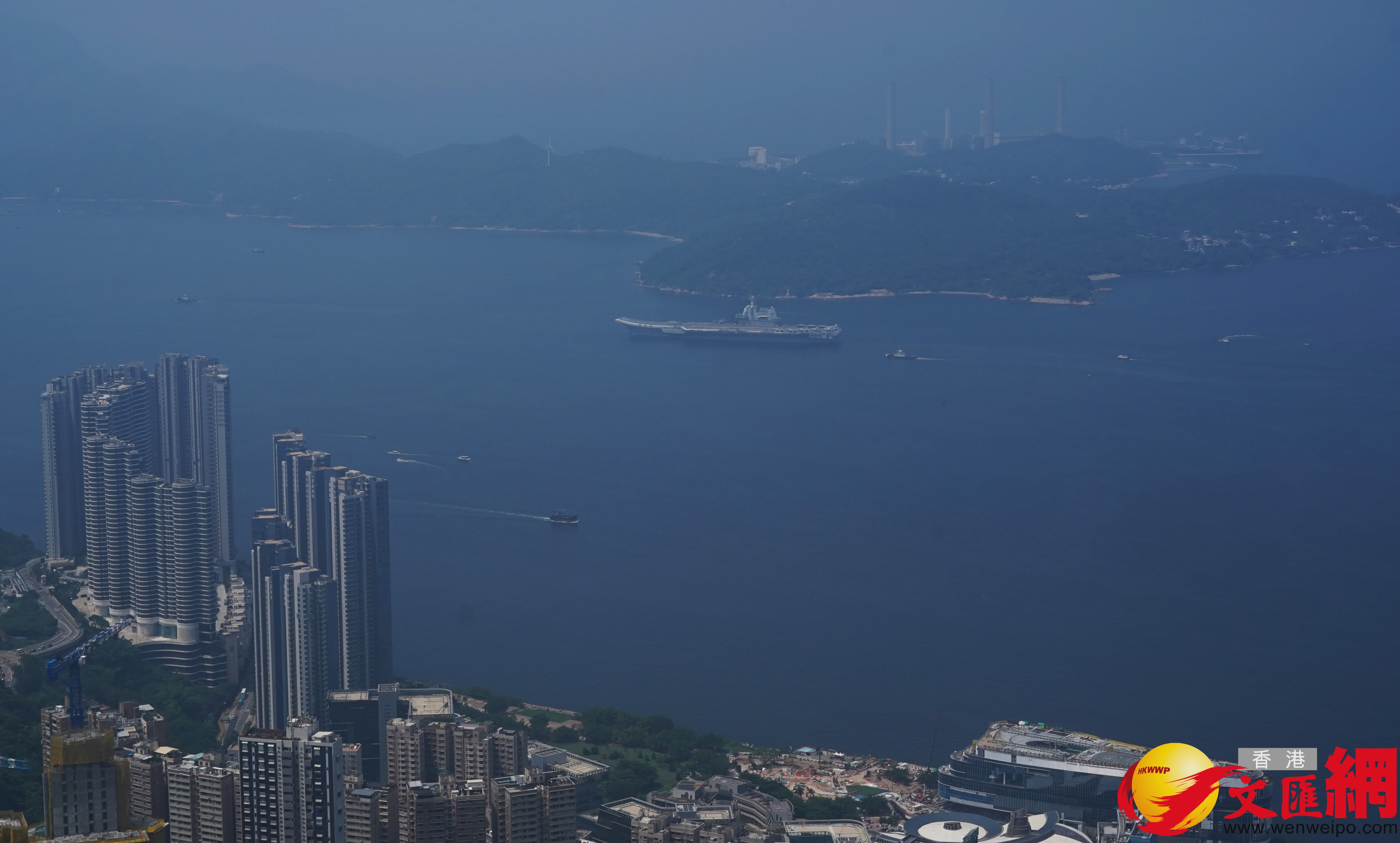 中國人民解放軍海軍山東艦航母編隊今日結束為期5天的訪港行程,離開本港。 (香港文匯報記者曾興偉 攝) 中國人民解放軍海軍山東艦航母編隊今日結束為期5天的訪港行程,離開本港。 (香港文匯報記者曾興偉 攝)