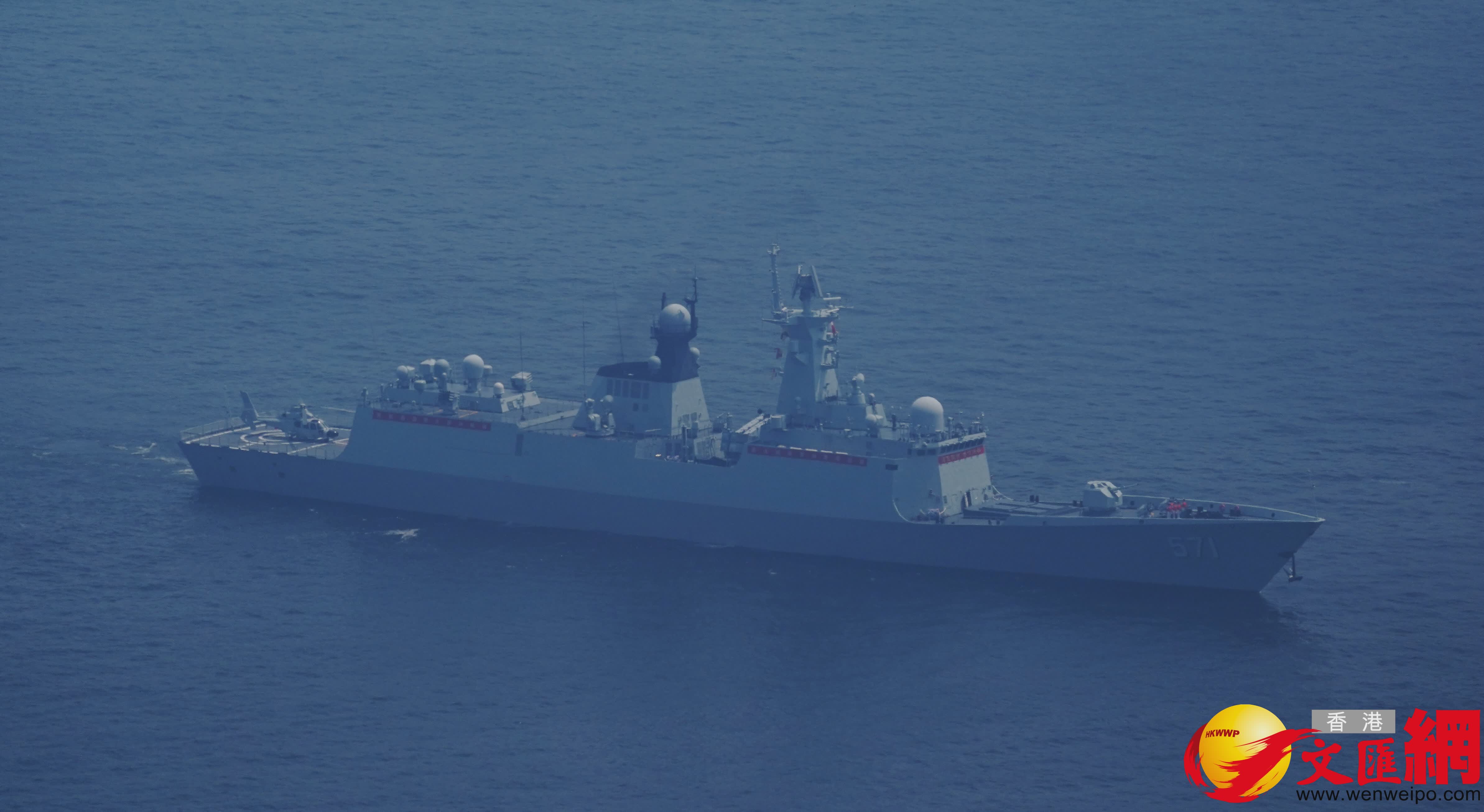 中國人民解放軍海軍山東艦航母編隊今日結束為期5天的訪港行程,離開本港。 (香港文匯報記者曾興偉 攝) 中國人民解放軍海軍山東艦航母編隊今日結束為期5天的訪港行程,離開本港。 (香港文匯報記者曾興偉 攝)