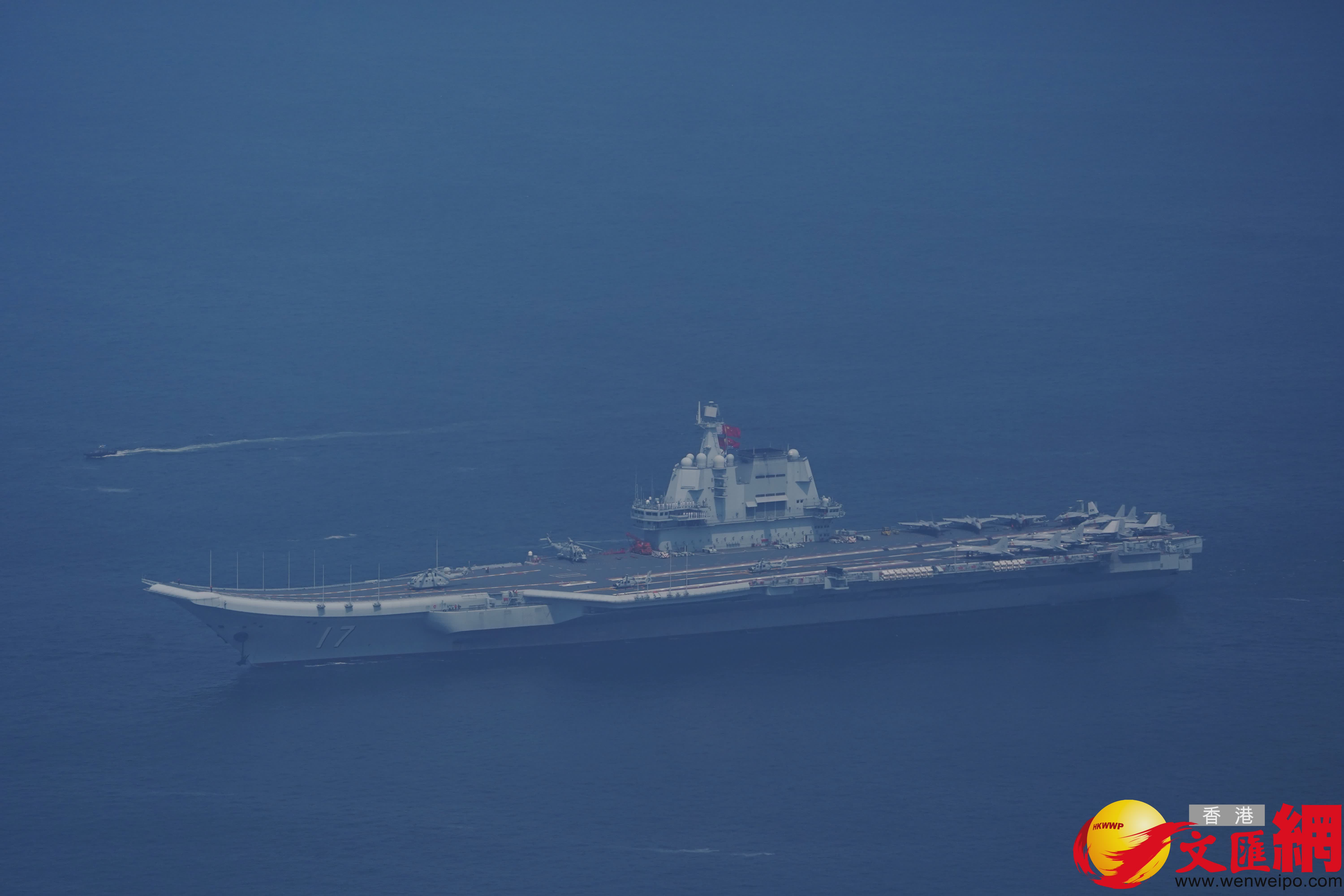 中國人民解放軍海軍山東艦航母編隊今日結束為期5天的訪港行程,離開本港。 (香港文匯報記者曾興偉 攝) 中國人民解放軍海軍山東艦航母編隊今日結束為期5天的訪港行程,離開本港。 (香港文匯報記者曾興偉 攝)