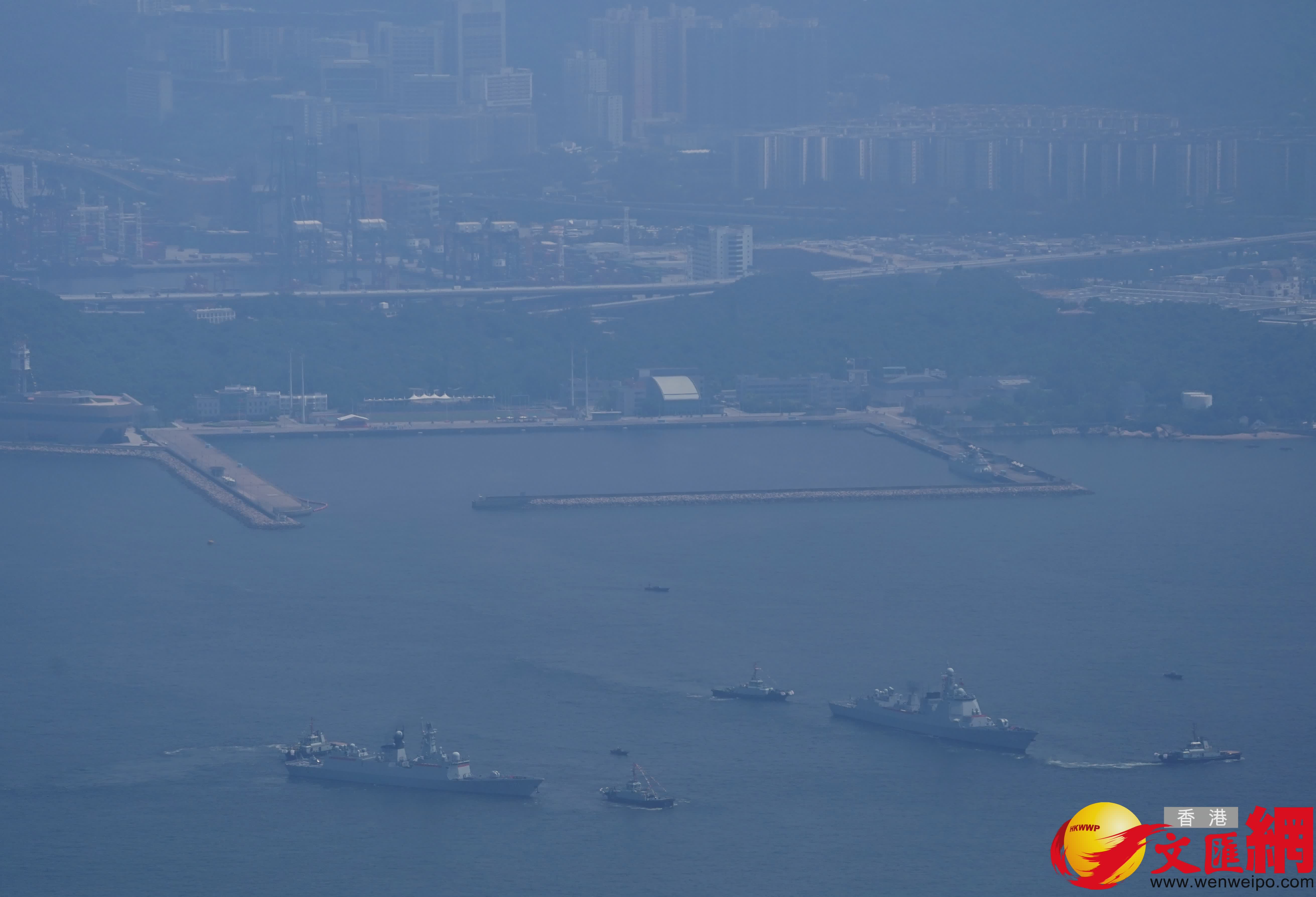 中國人民解放軍海軍山東艦航母編隊今日結束為期5天的訪港行程,離開本港。 (香港文匯報記者曾興偉 攝) 中國人民解放軍海軍山東艦航母編隊今日結束為期5天的訪港行程,離開本港。 (香港文匯報記者曾興偉 攝)