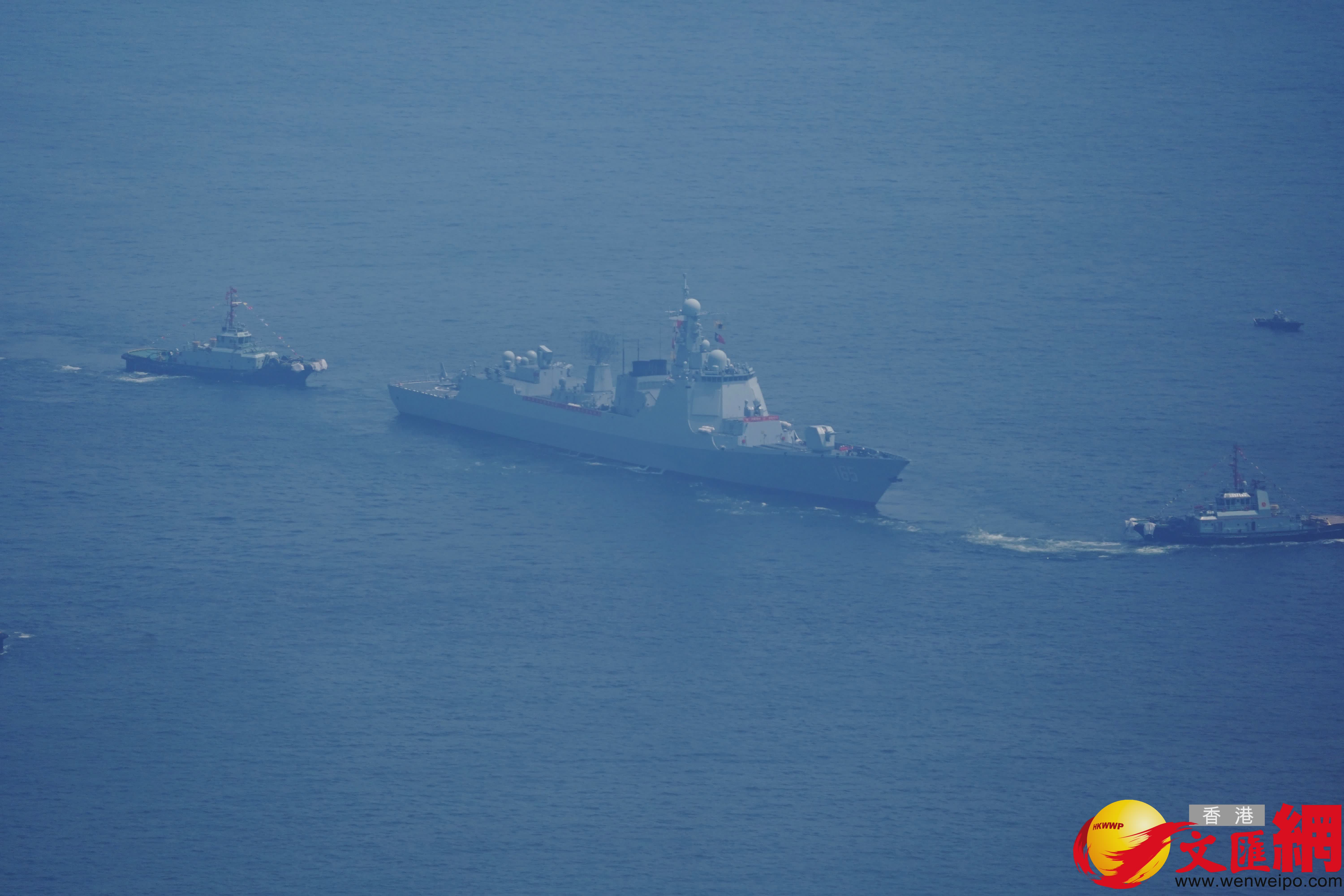 中國人民解放軍海軍山東艦航母編隊今日結束為期5天的訪港行程,離開本港。 (香港文匯報記者曾興偉 攝) 中國人民解放軍海軍山東艦航母編隊今日結束為期5天的訪港行程,離開本港。 (香港文匯報記者曾興偉 攝)