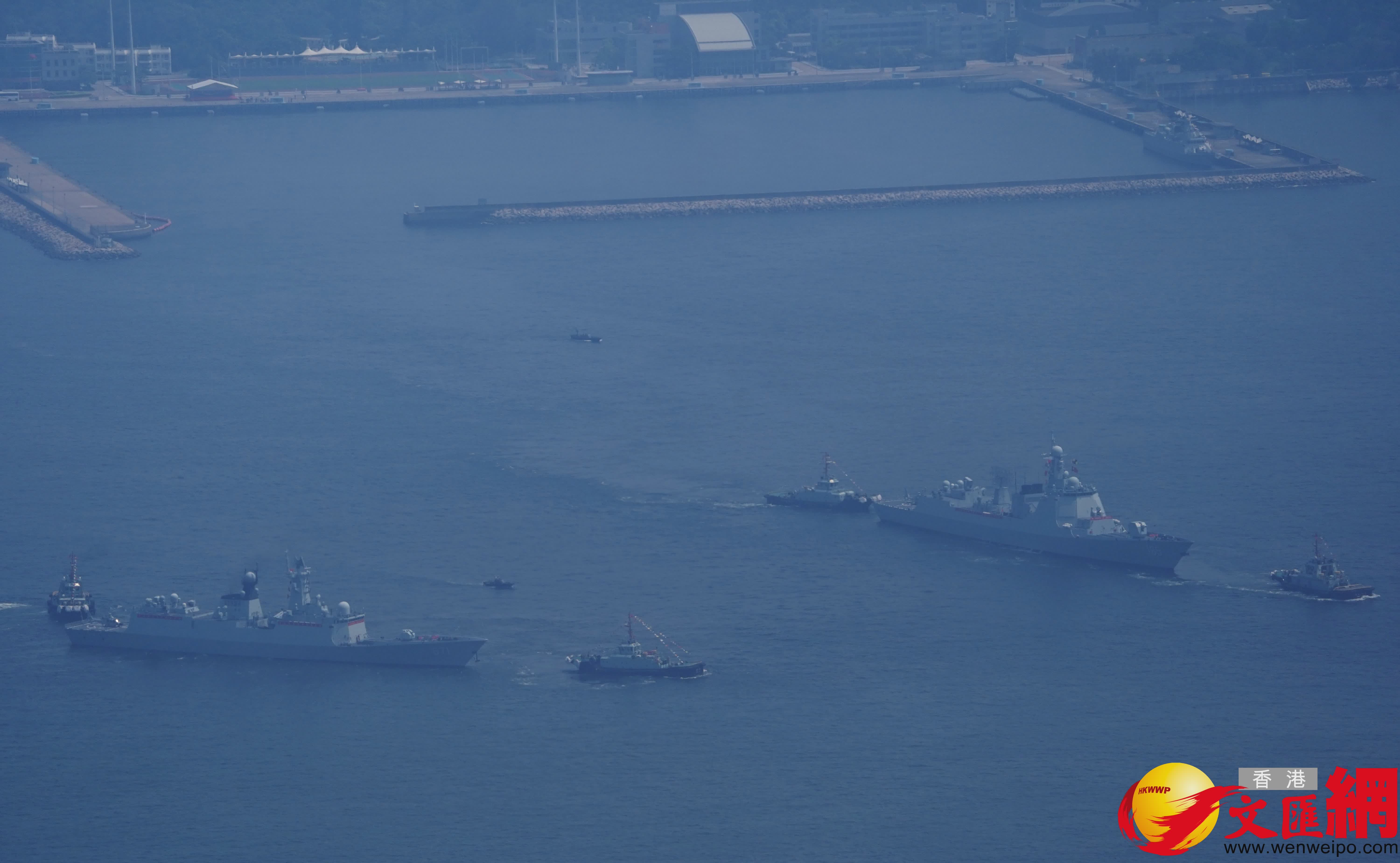 中國人民解放軍海軍山東艦航母編隊今日結束為期5天的訪港行程,離開本港。 (香港文匯報記者曾興偉 攝) 中國人民解放軍海軍山東艦航母編隊今日結束為期5天的訪港行程,離開本港。 (香港文匯報記者曾興偉 攝)