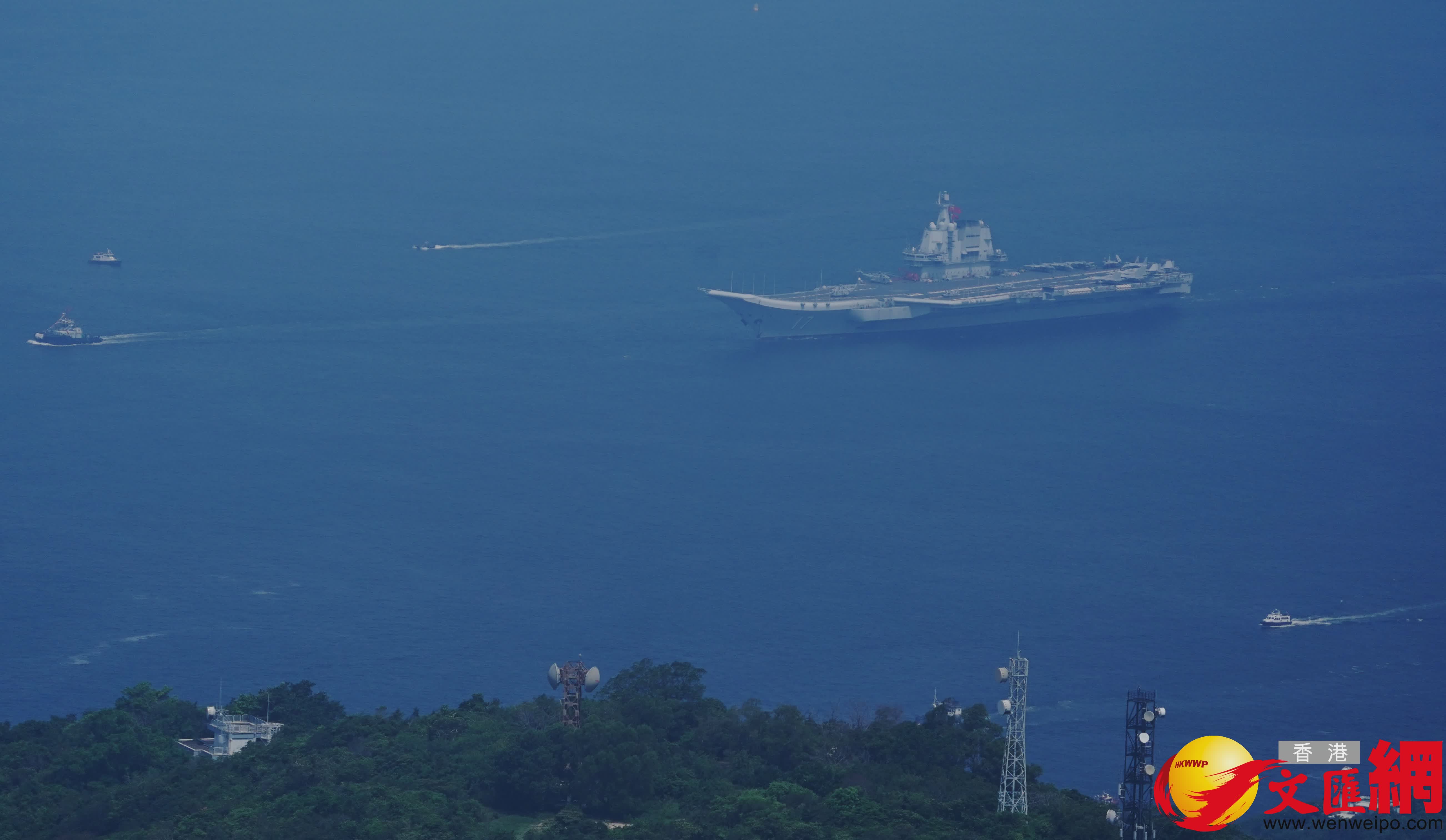 中國人民解放軍海軍山東艦航母編隊今日結束為期5天的訪港行程,離開本港。 (香港文匯報記者曾興偉 攝) 中國人民解放軍海軍山東艦航母編隊今日結束為期5天的訪港行程,離開本港。 (香港文匯報記者曾興偉 攝)