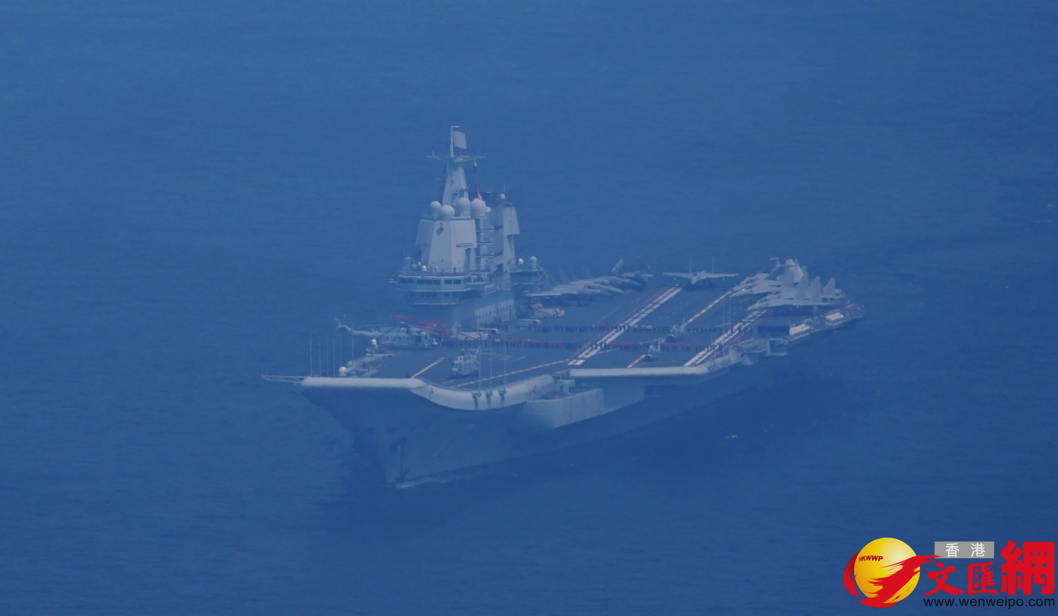 中國人民解放軍海軍山東艦航母編隊今日結束為期5天的訪港行程,離開本港。 (香港文匯報記者曾興偉 攝) 中國人民解放軍海軍山東艦航母編隊今日結束為期5天的訪港行程,離開本港。 (香港文匯報記者曾興偉 攝)